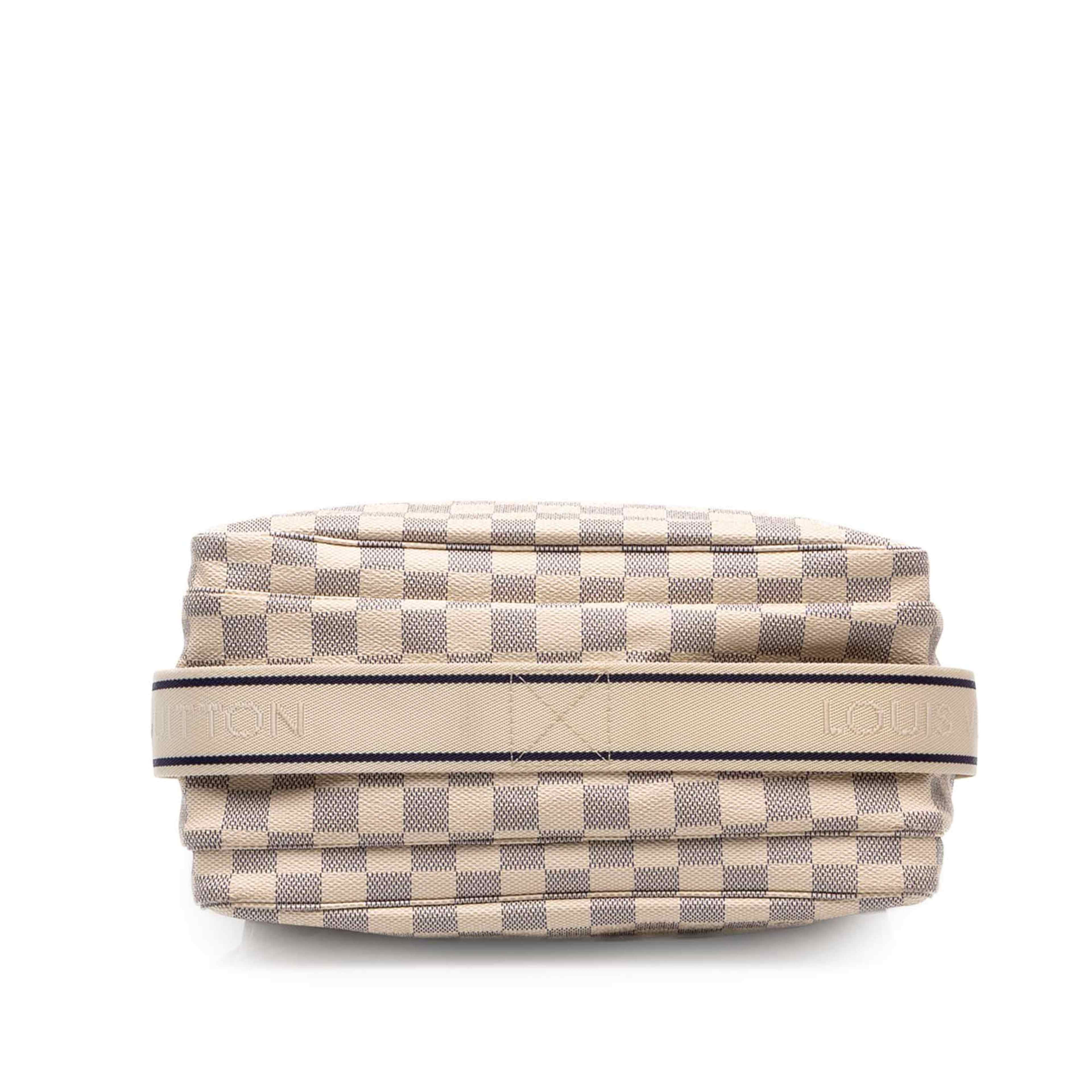 Louis Vuitton Damier Azur Naviglio, från Luxclusif, i färgen vit. Klicka för att öppna bilden i stort format