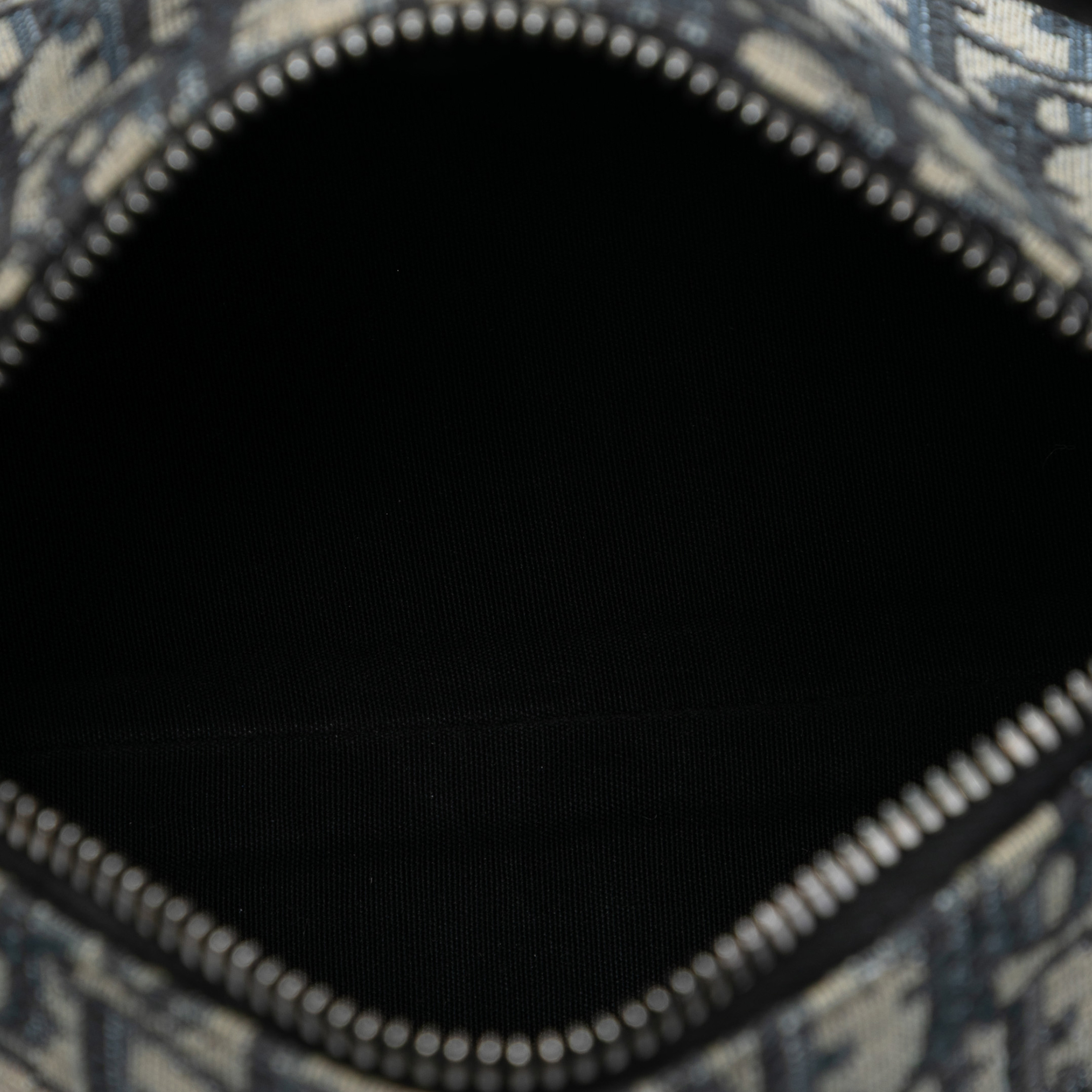 Dior Mini Oblique Canvas Roller Messenger Bag, från Luxclusif, i färgen blue. Klicka för att öppna bilden i stort format