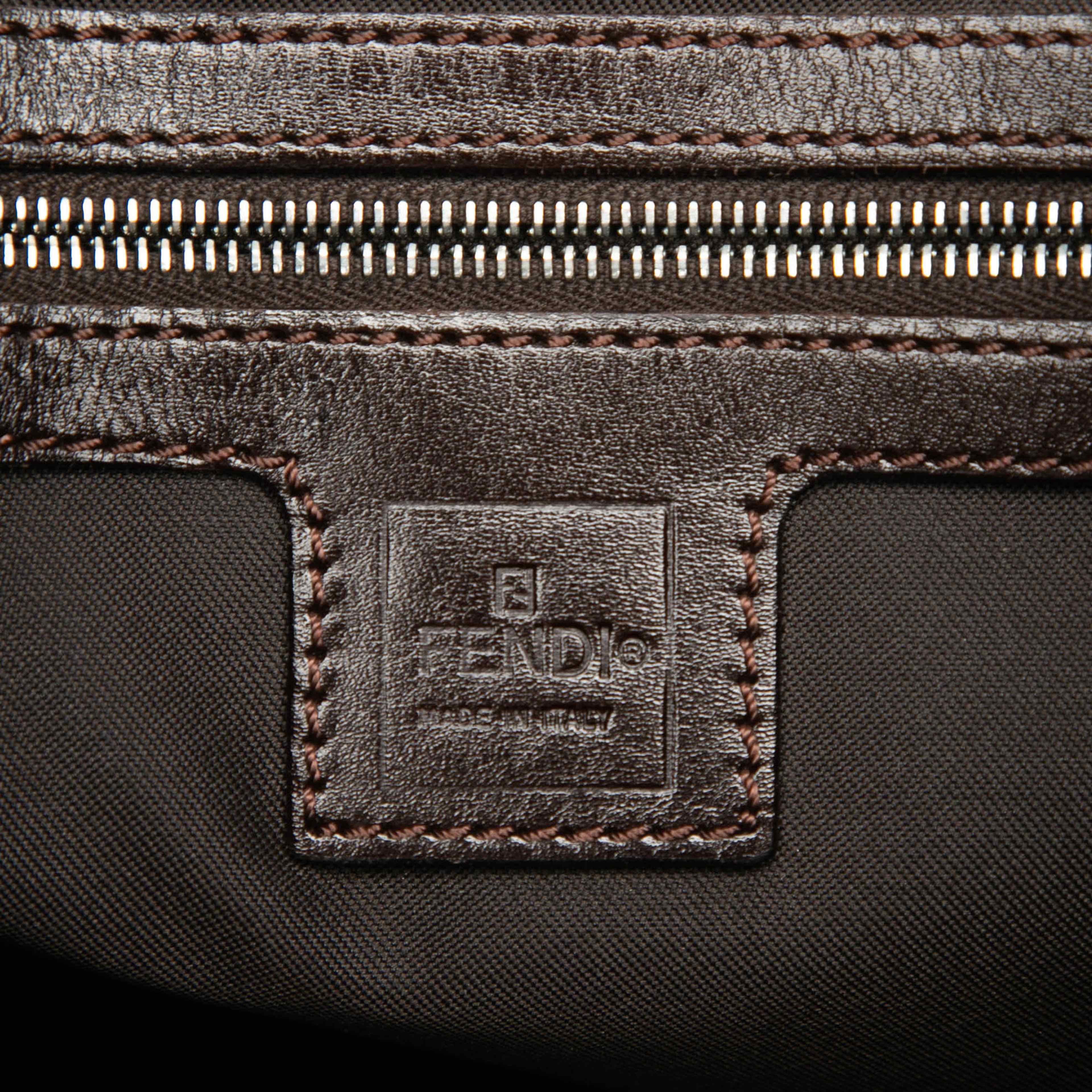 Fendi Zucca Canvas Shoulder Bag, från Luxclusif, i färgen brown. Klicka för att öppna bilden i stort format