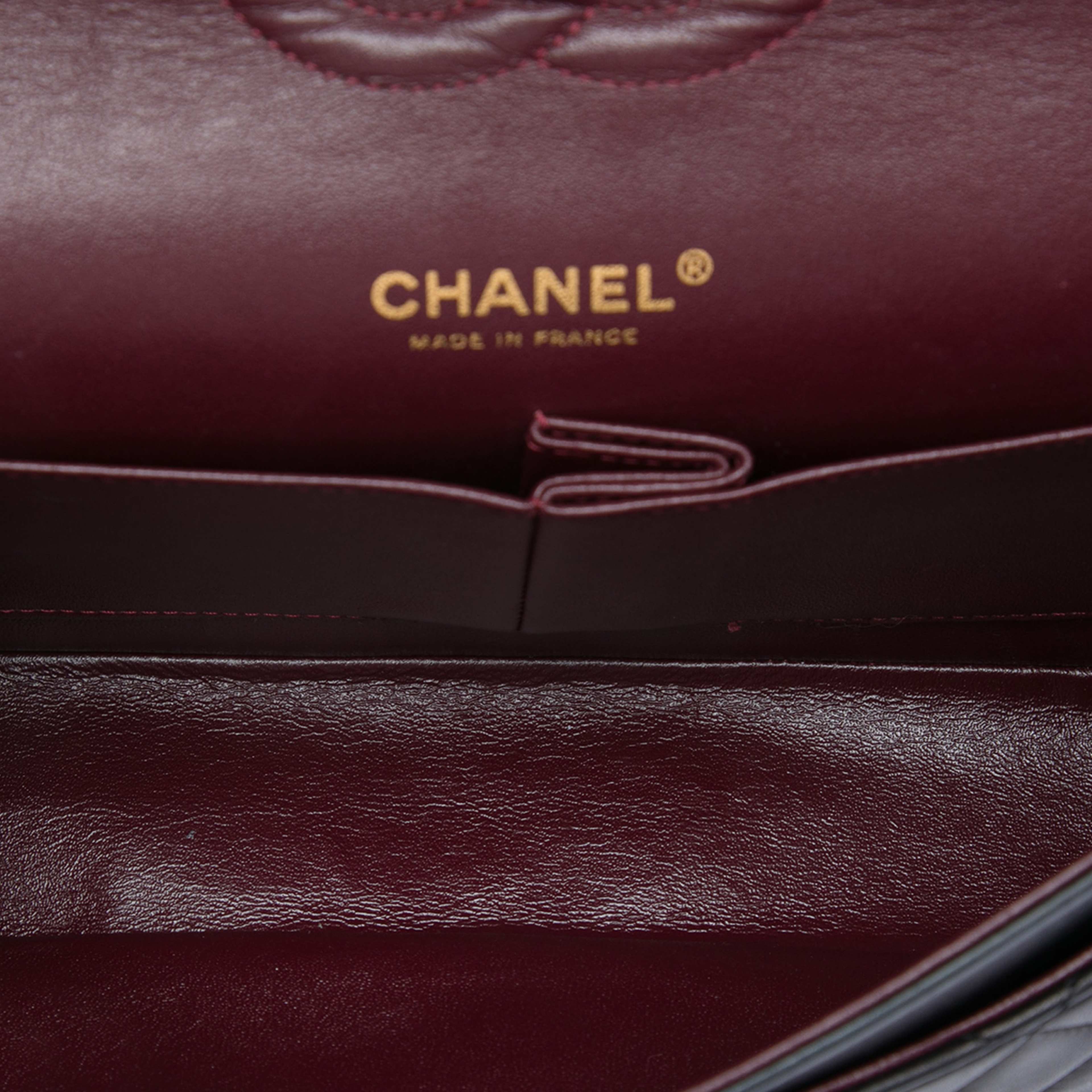 Chanel Medium Classic Lambskin Double Flap, från Luxclusif, i färgen svart. Klicka för att öppna bilden i stort format