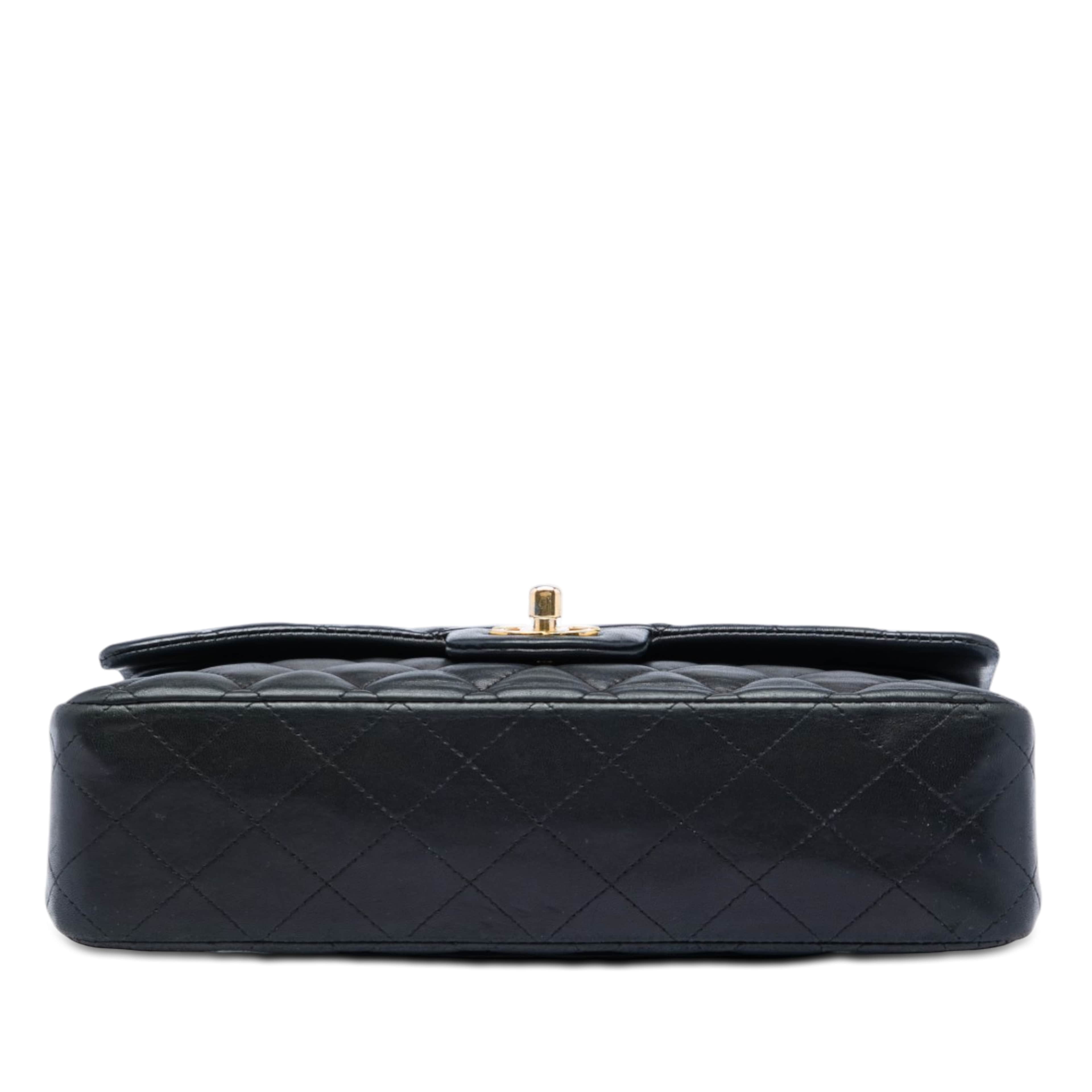 Chanel Medium Classic Lambskin Double Flap, från Luxclusif, i färgen svart. Klicka för att öppna bilden i stort format