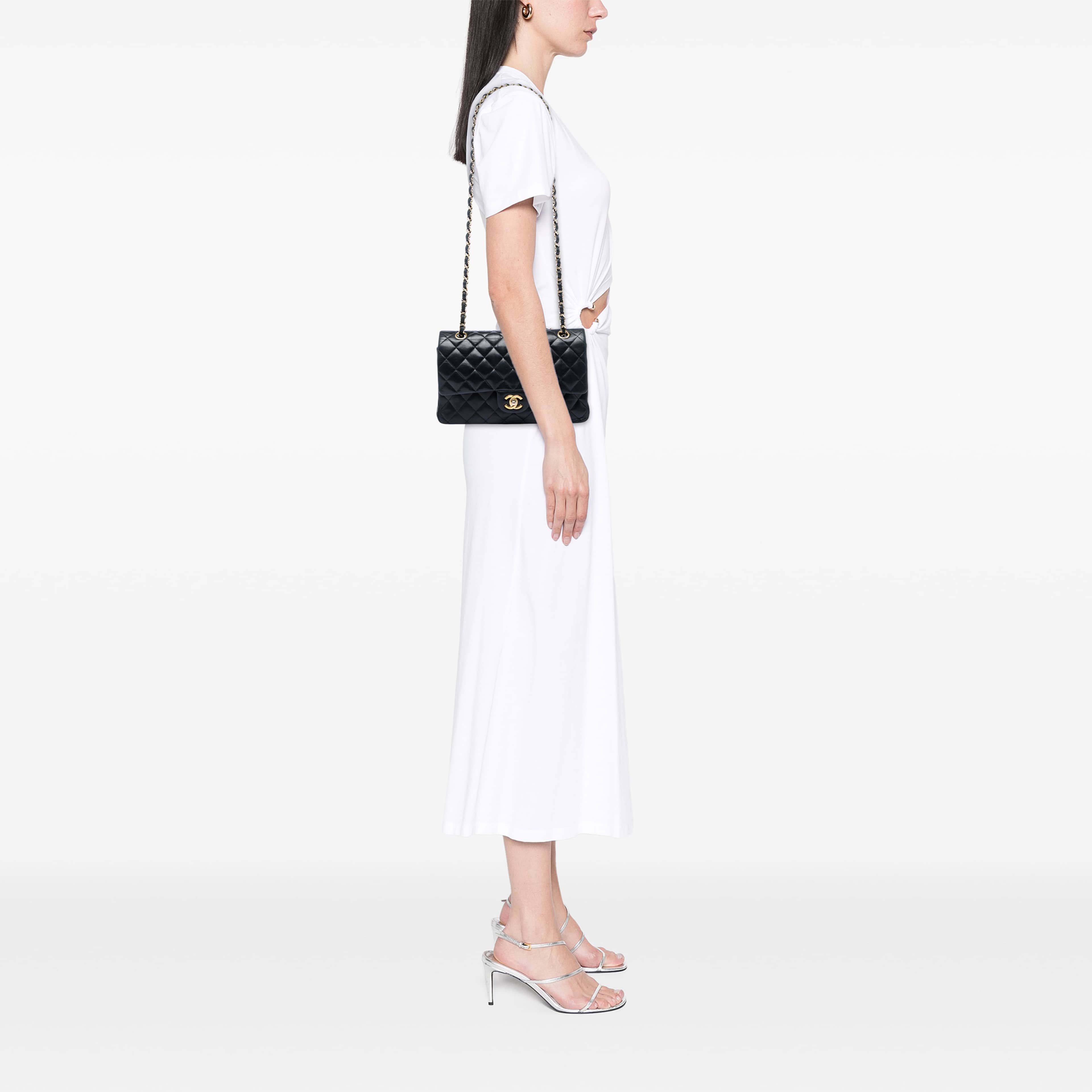Chanel Medium Classic Lambskin Double Flap, från Luxclusif, i färgen svart. Klicka för att öppna bilden i stort format