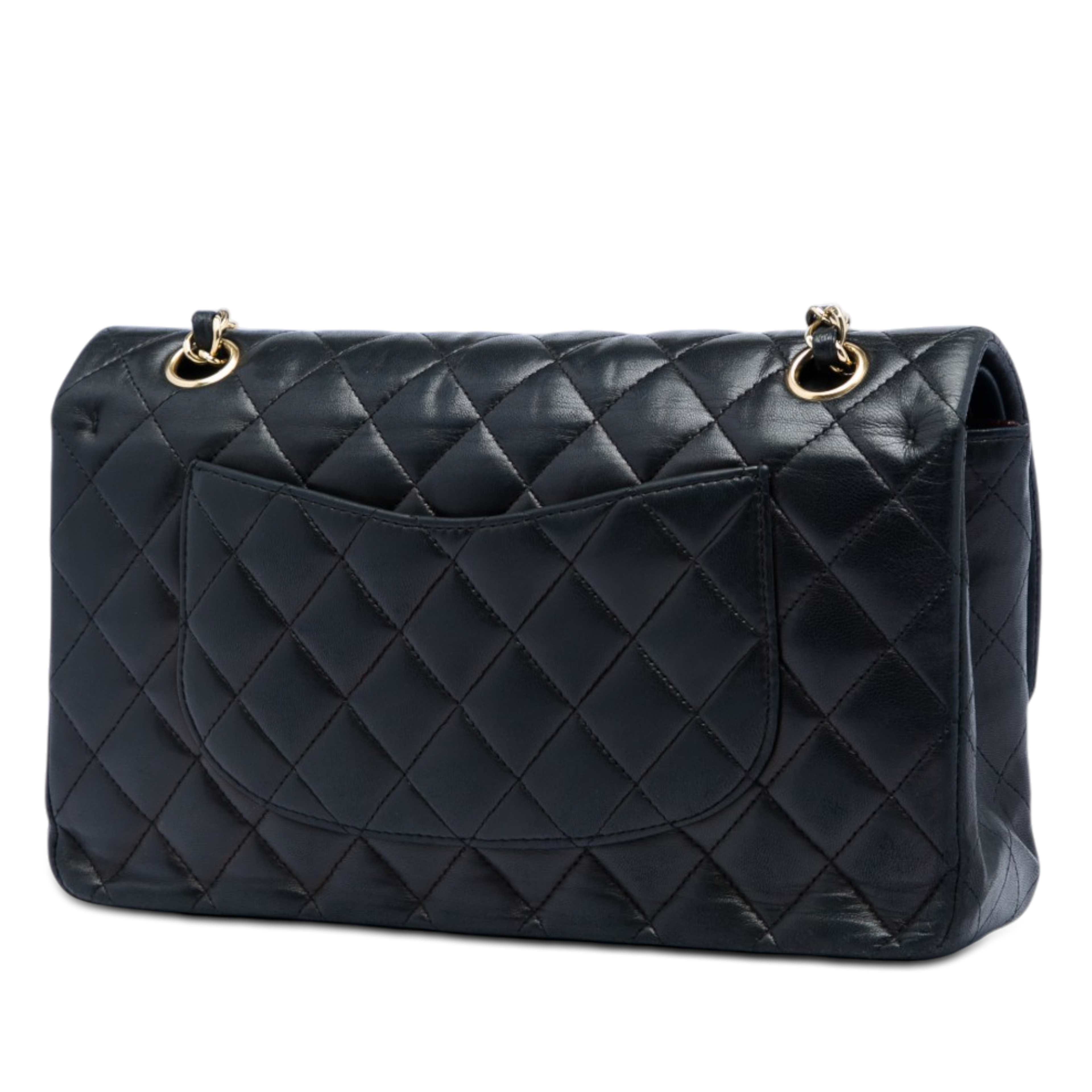Chanel Medium Classic Lambskin Double Flap, från Luxclusif, i färgen svart. Klicka för att öppna bilden i stort format