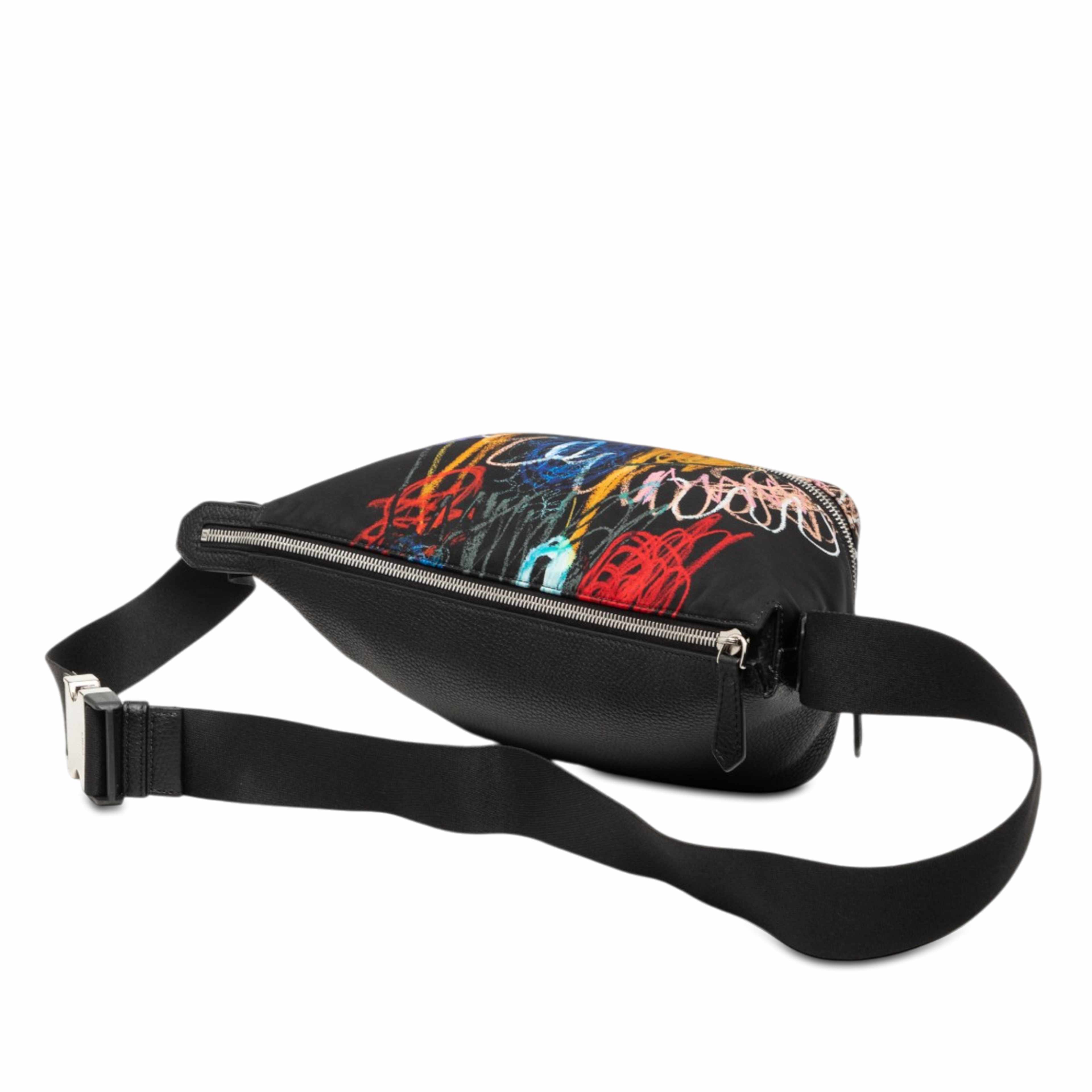 Fendi Noel Fielding Leather And Nylon Graffiti Belt Bag, från Luxclusif, i färgen svart. Klicka för att öppna bilden i stort format