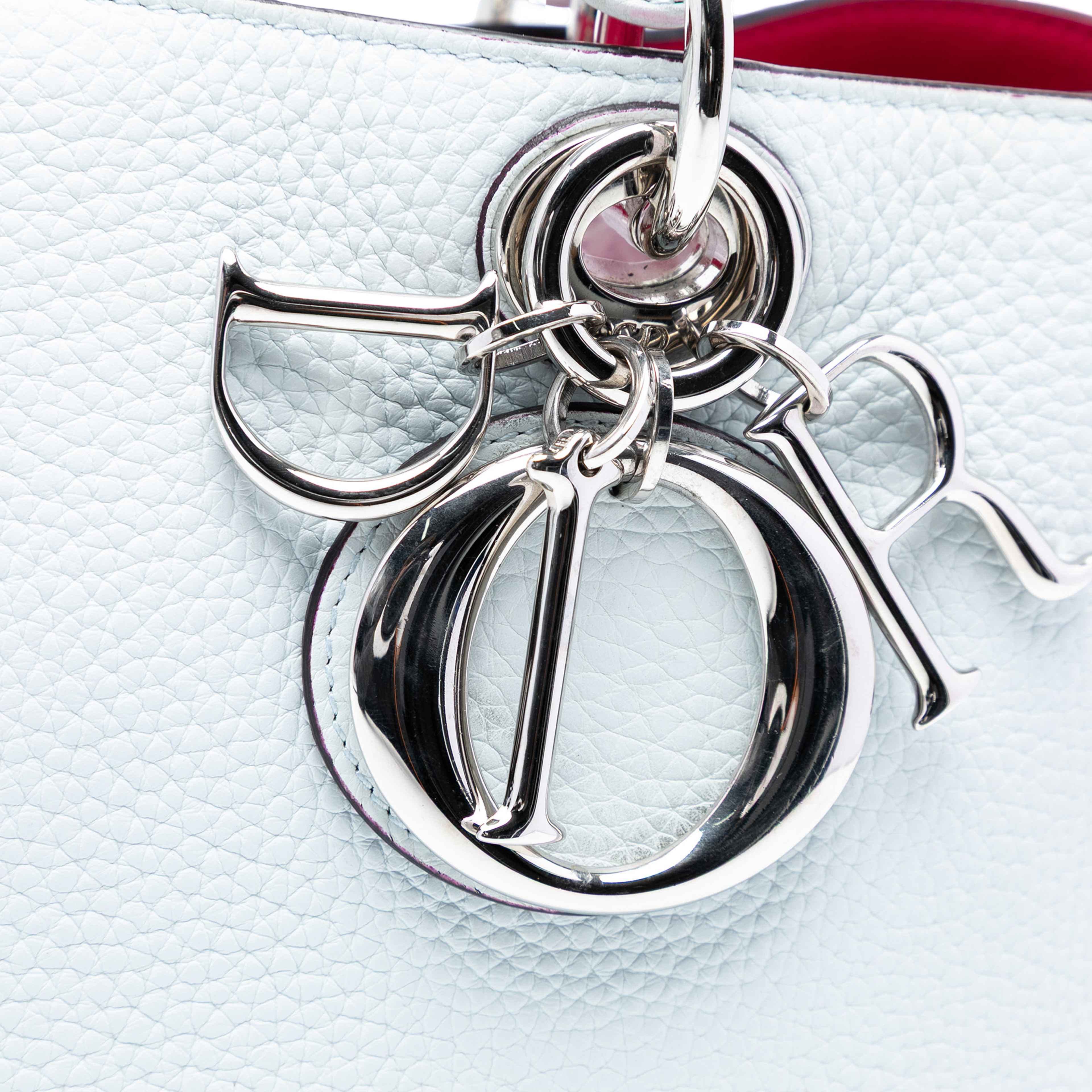 Dior Medium Leather Diorissimo Satchel, från Luxclusif, i färgen light blue. Klicka för att öppna bilden i stort format