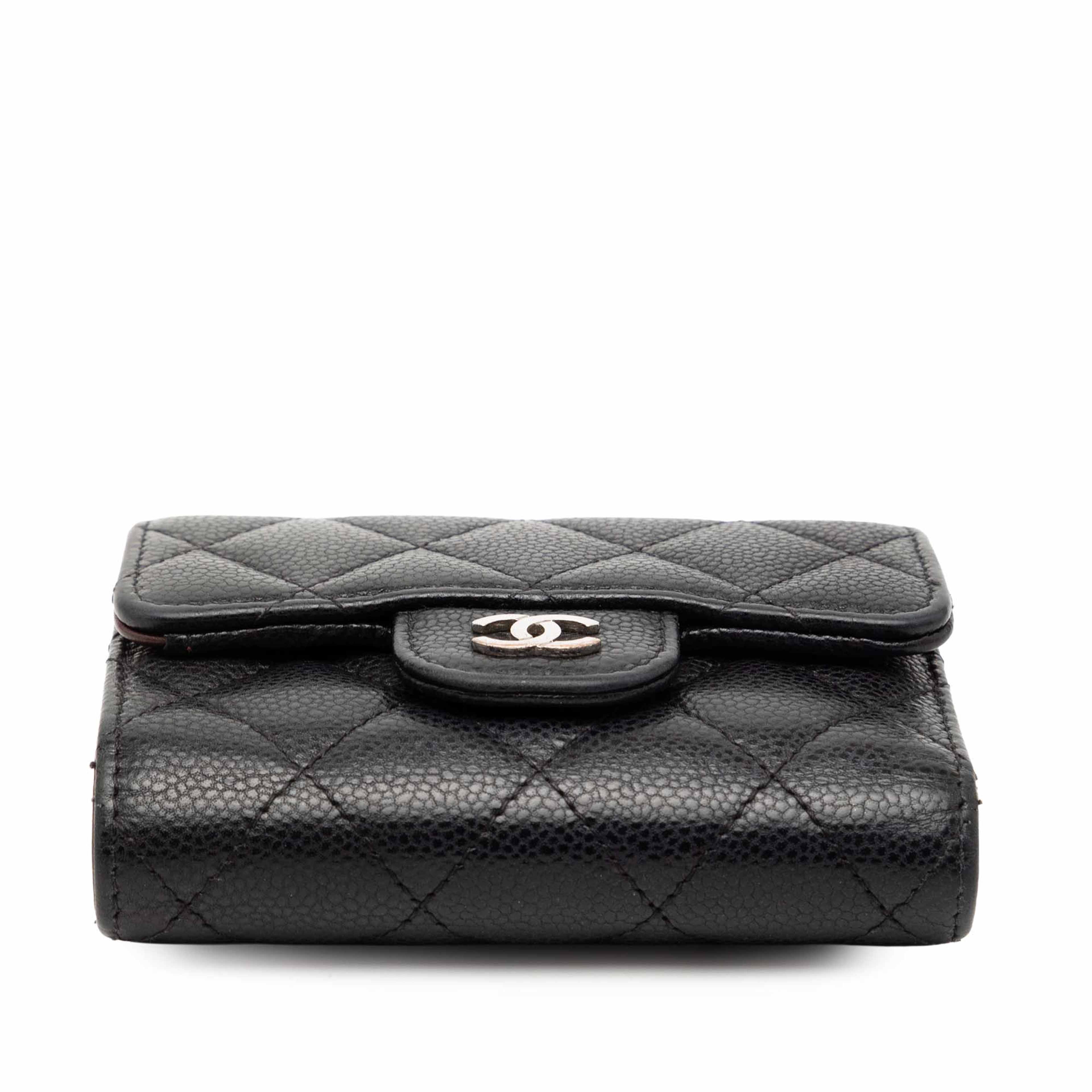 Chanel Classic Caviar Trifold Flap Wallet, från Luxclusif, i färgen black. Klicka för att öppna bilden i stort format