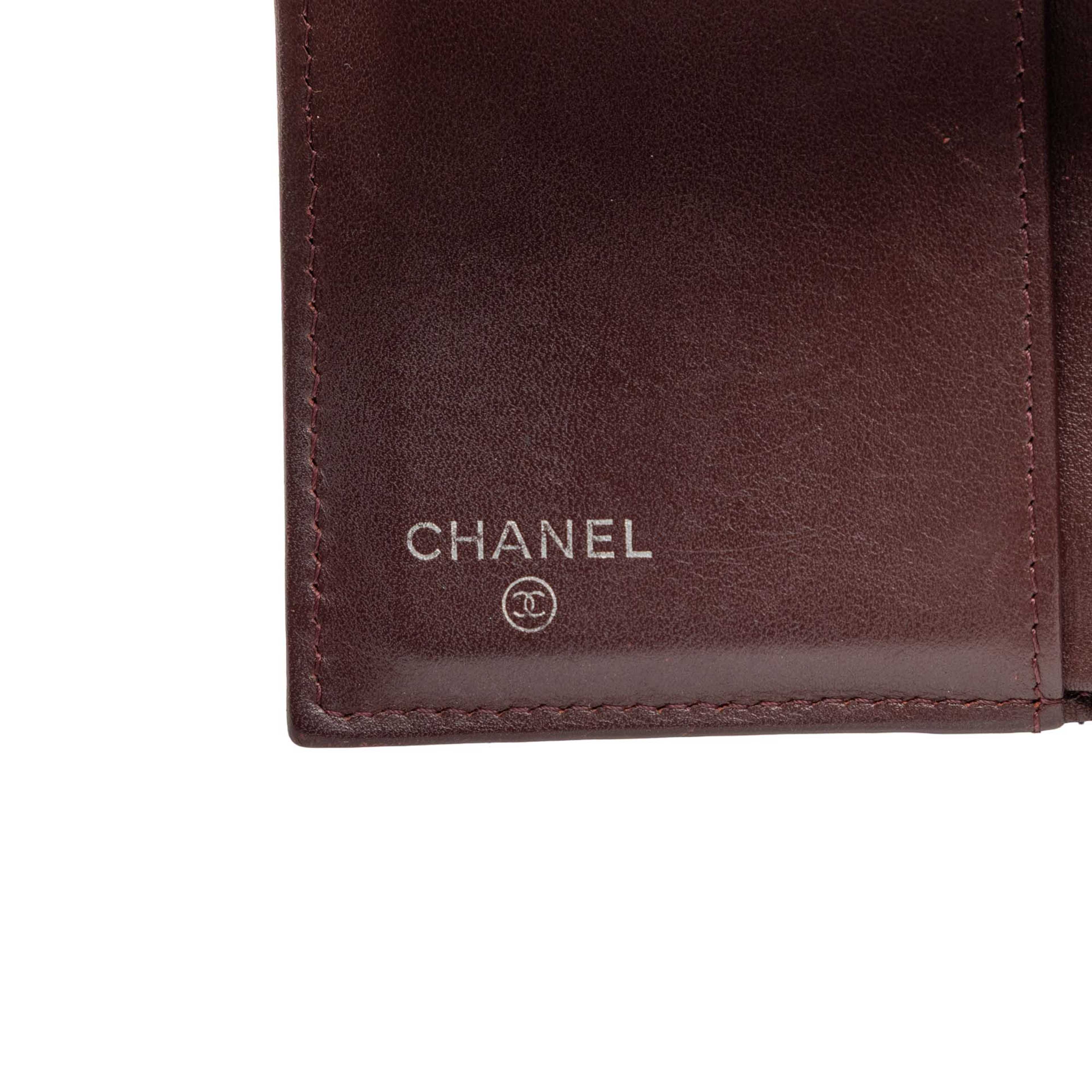 Chanel Classic Caviar Trifold Flap Wallet, från Luxclusif, i färgen black. Klicka för att öppna bilden i stort format