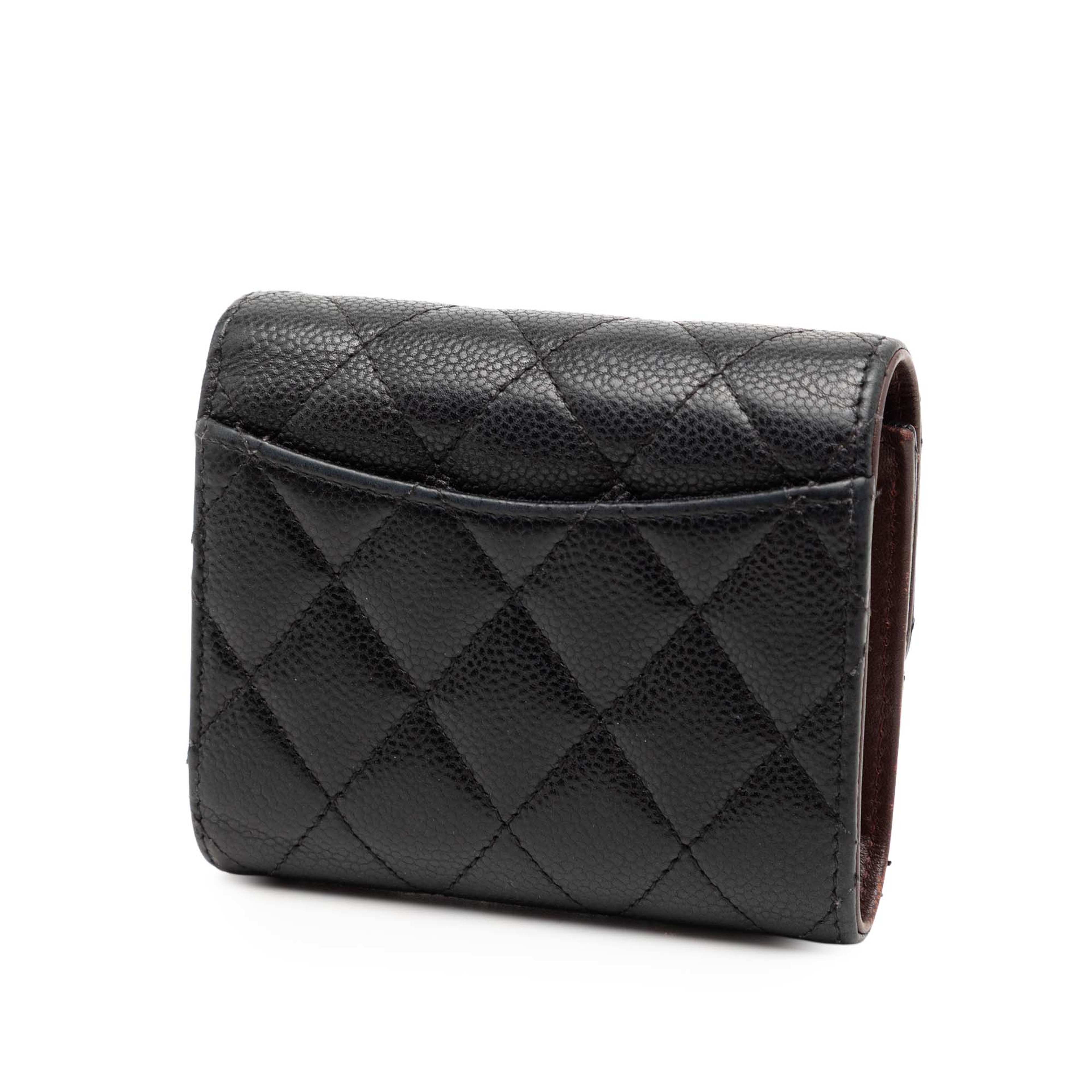 Chanel Classic Caviar Trifold Flap Wallet, från Luxclusif, i färgen black. Klicka för att öppna bilden i stort format