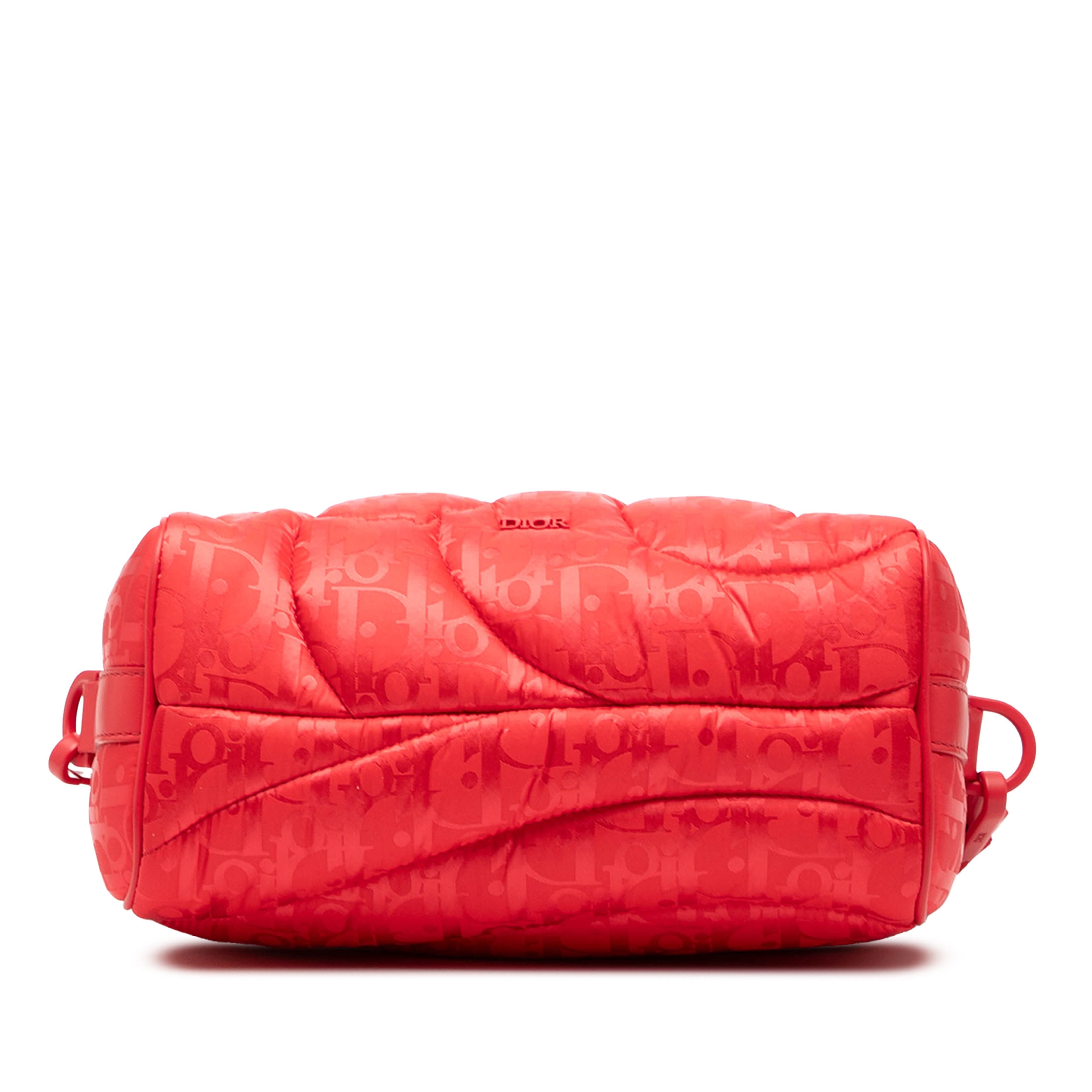 Dior Erl Oblique Mirage Technical Fabric Lingot Crossbody, från Luxclusif, i färgen red. Klicka för att öppna bilden i stort format
