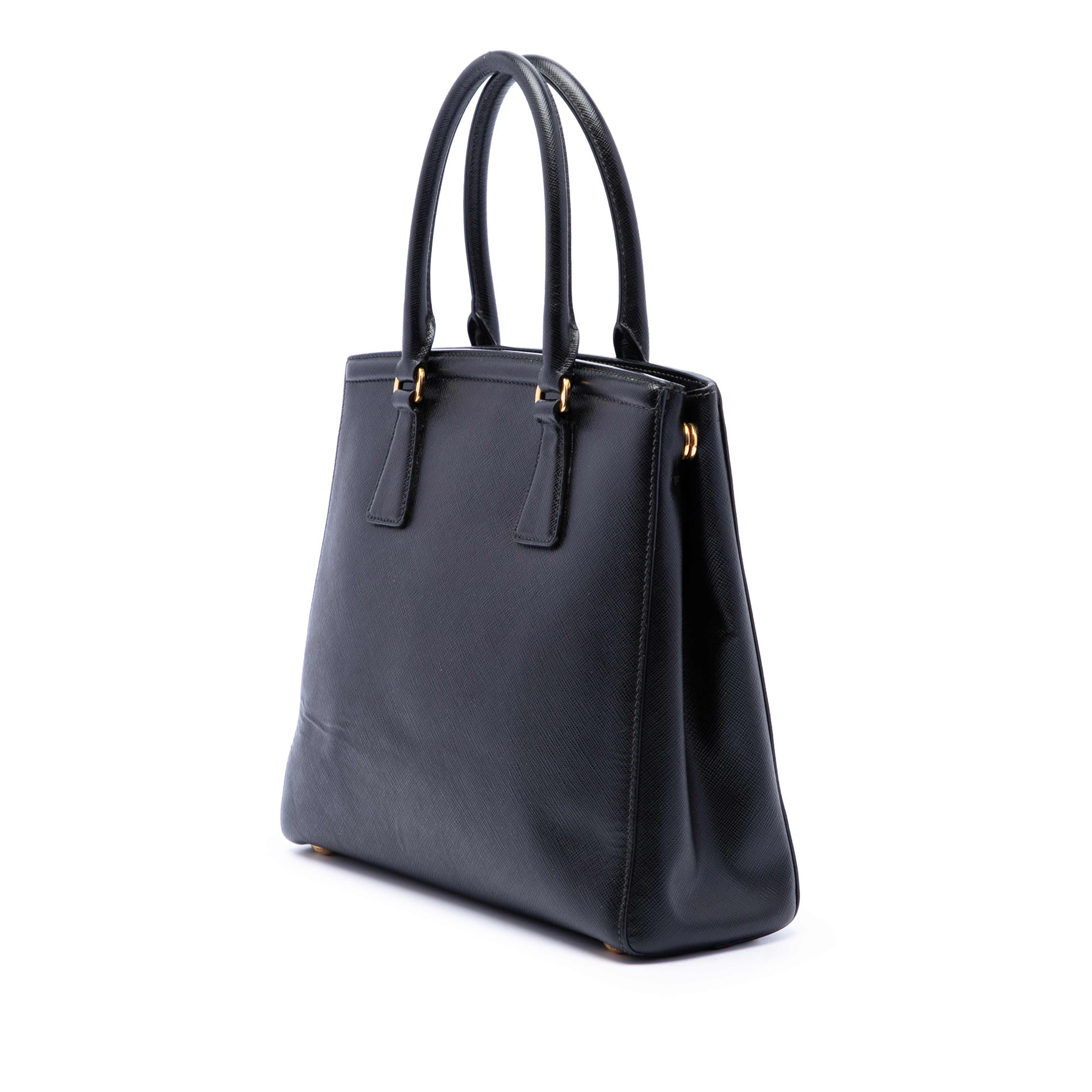 Prada Saffiano Lux Parabole Satchel, från Luxclusif, i färgen svart. Klicka för att öppna bilden i stort format