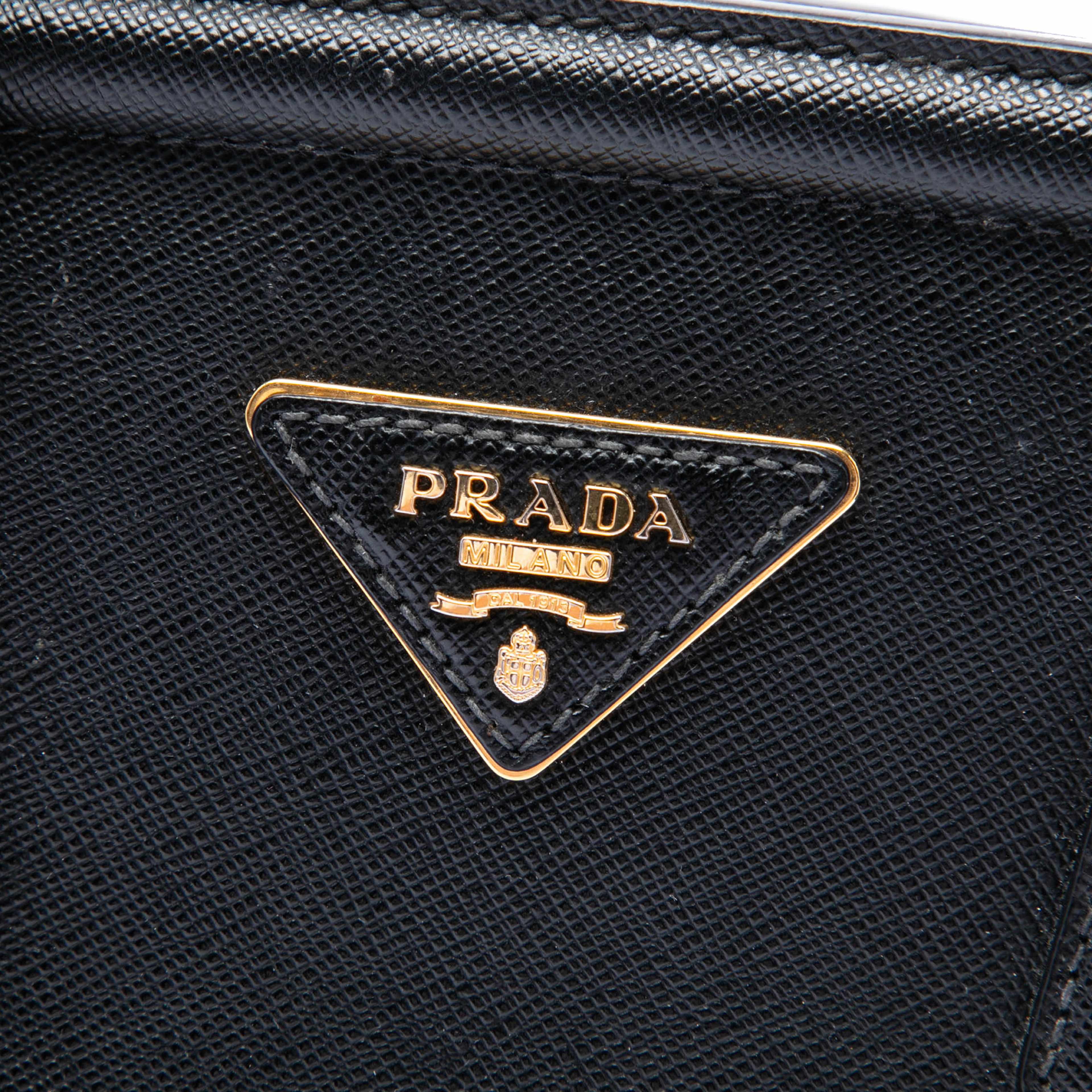 Prada Saffiano Lux Parabole Satchel, från Luxclusif, i färgen svart. Klicka för att öppna bilden i stort format
