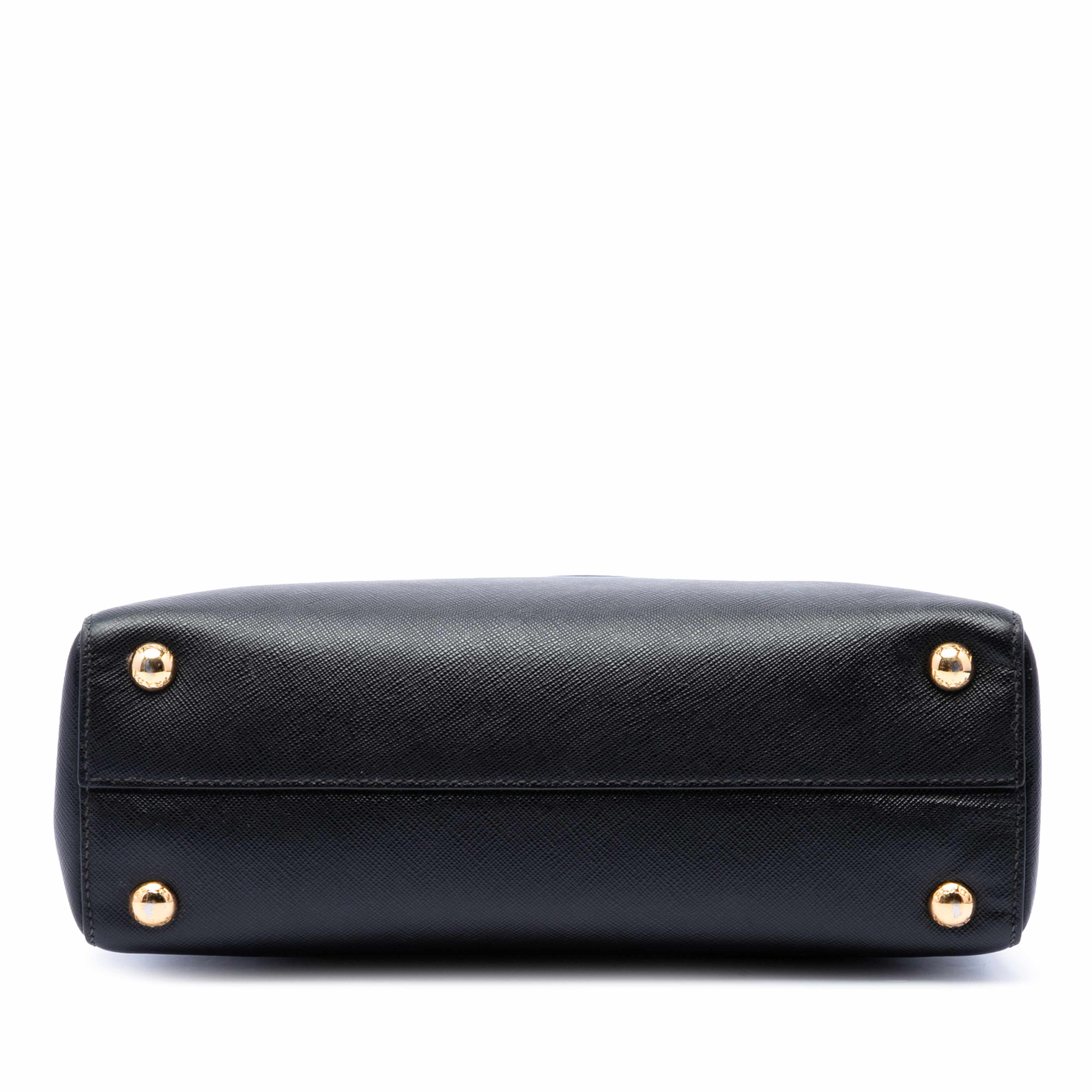 Prada Saffiano Lux Parabole Satchel, från Luxclusif, i färgen svart. Klicka för att öppna bilden i stort format