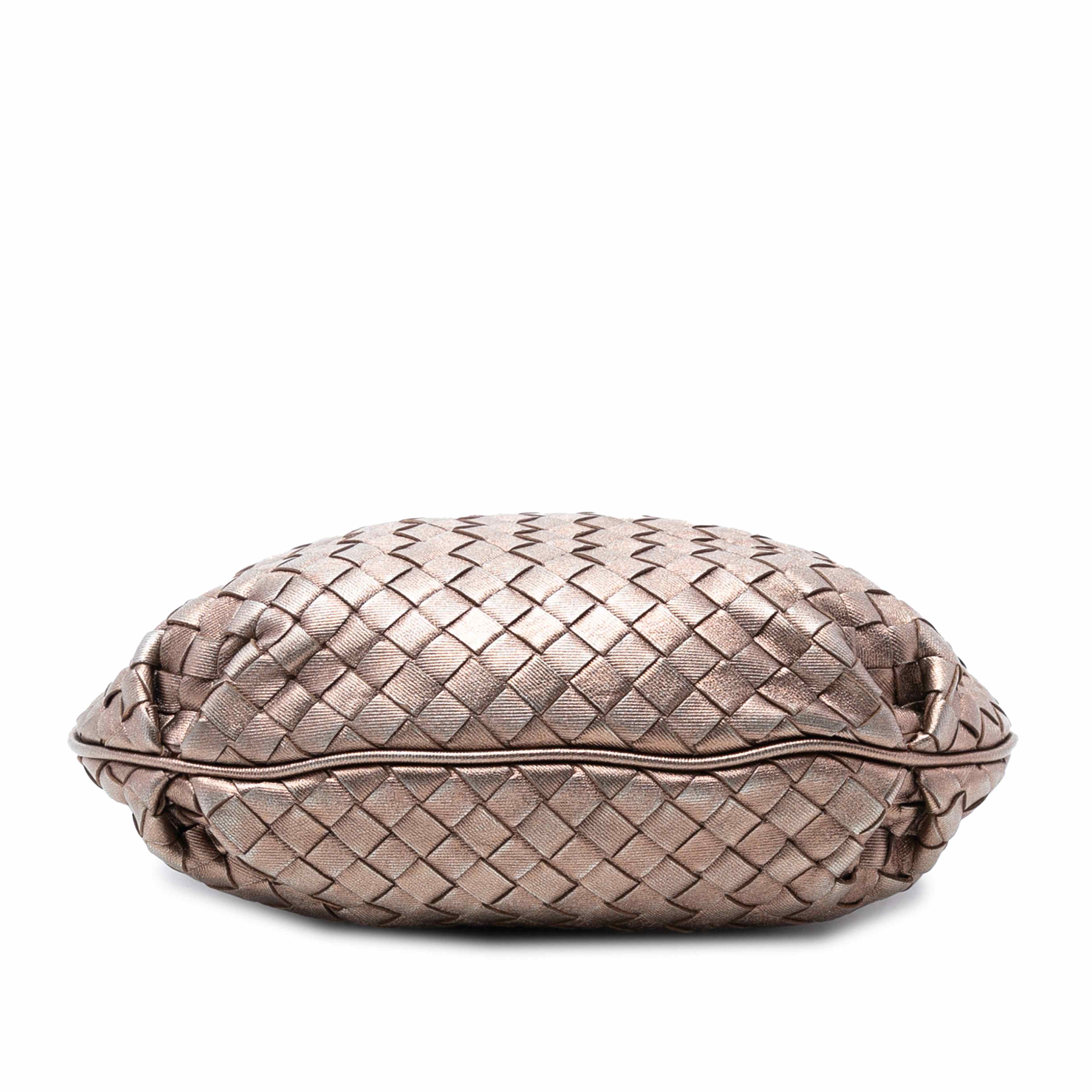 Bottega Veneta Metallic Nappa Intrecciato Crossbody, från Luxclusif, i färgen bronze. Klicka för att öppna bilden i stort format