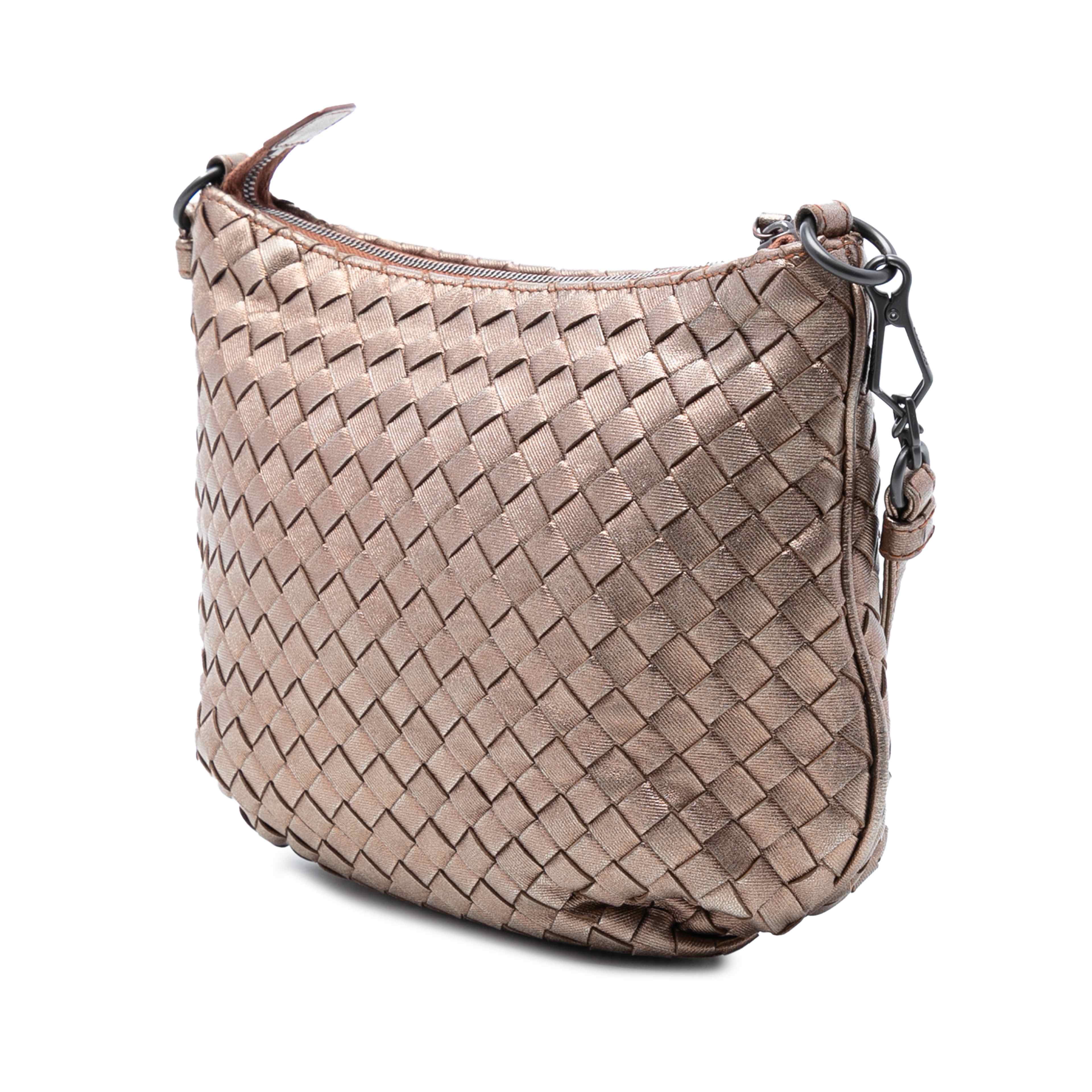 Bottega Veneta Metallic Nappa Intrecciato Crossbody, från Luxclusif, i färgen bronze. Klicka för att öppna bilden i stort format