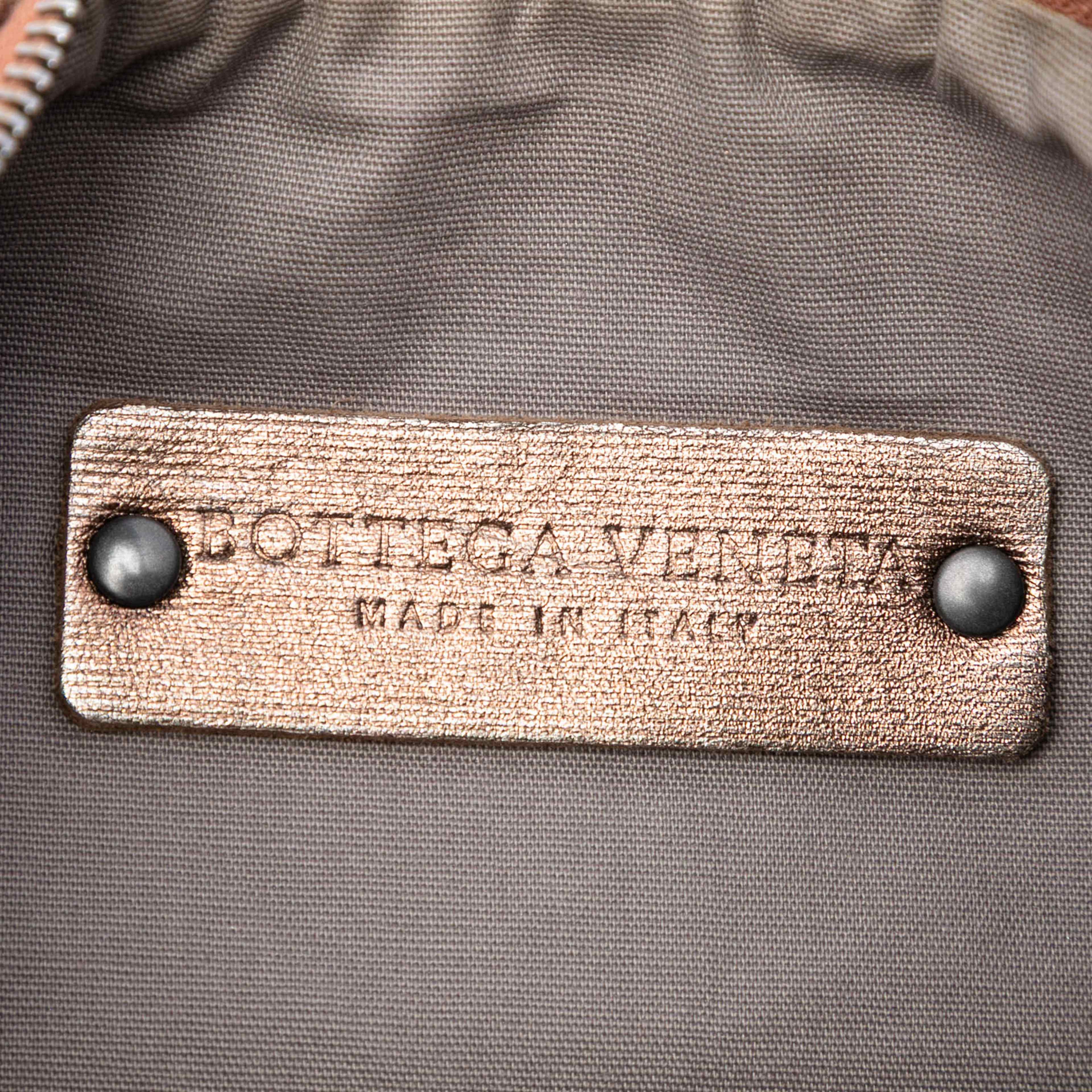 Bottega Veneta Metallic Nappa Intrecciato Crossbody, från Luxclusif, i färgen bronze. Klicka för att öppna bilden i stort format