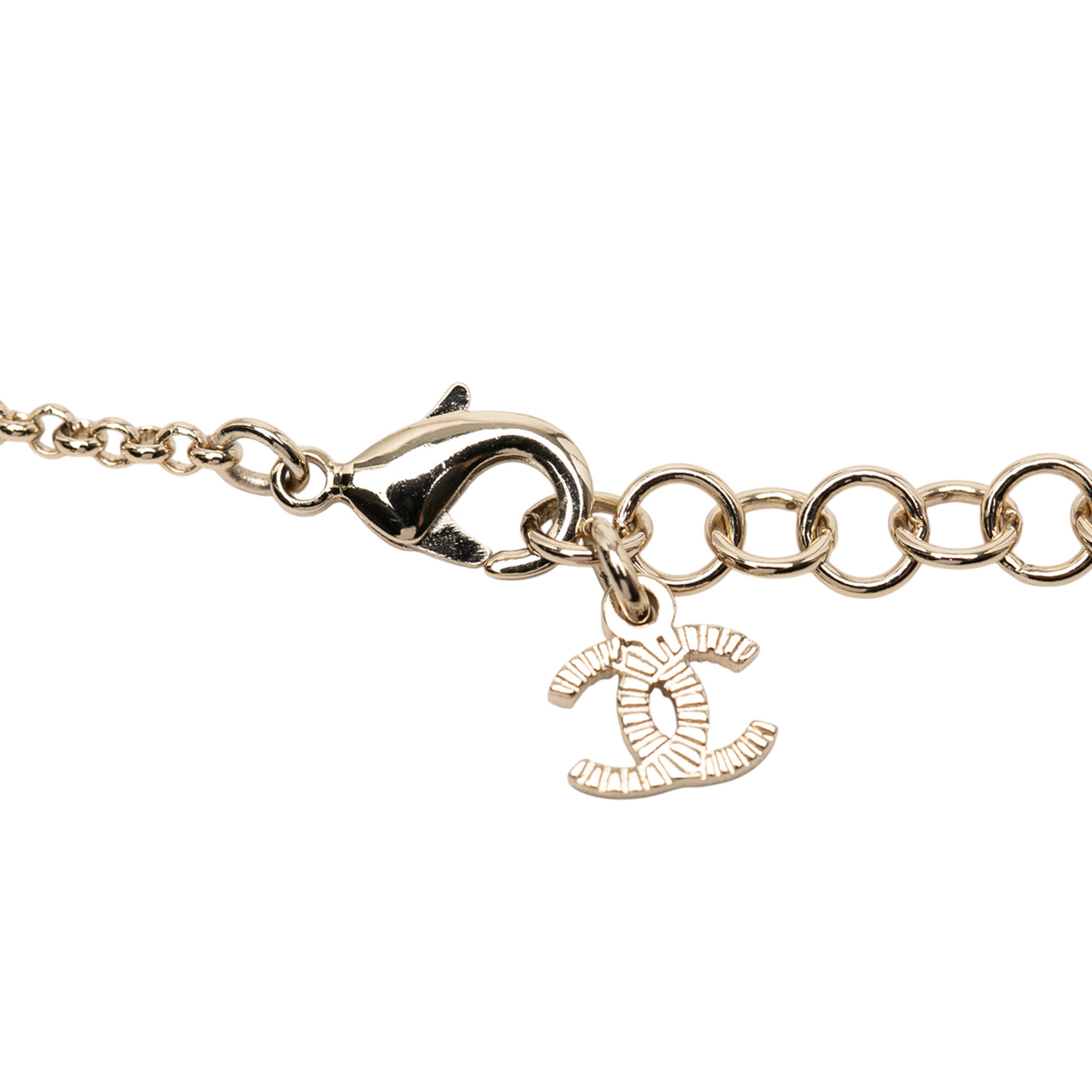 Chanel Gold Plated Crystal Clover Pendant Necklace, från Luxclusif, i färgen gold. Klicka för att öppna bilden i stort format