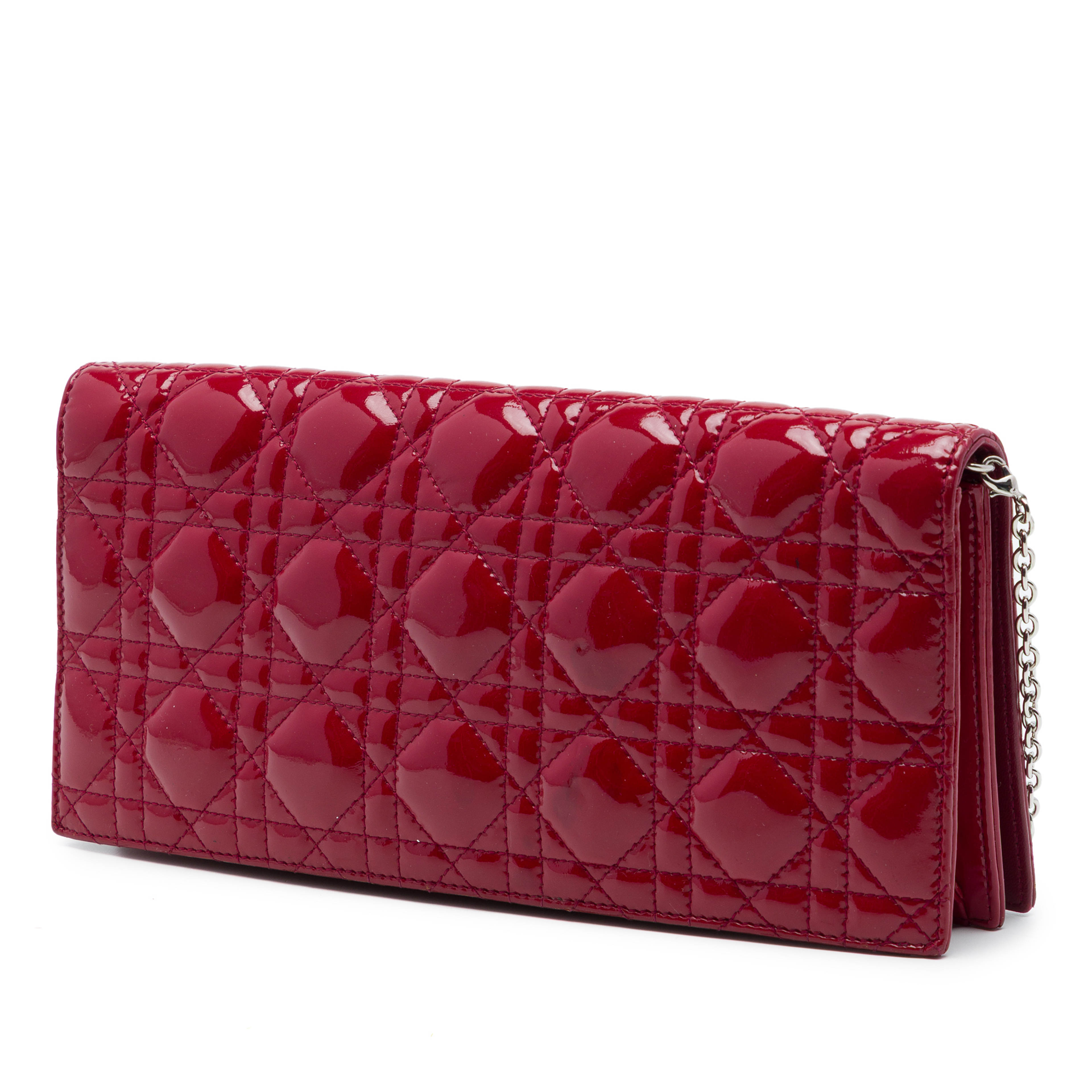 Dior Patent Cannage Lady Dior Clutch With Chain, från Luxclusif, i färgen röd. Klicka för att öppna bilden i stort format