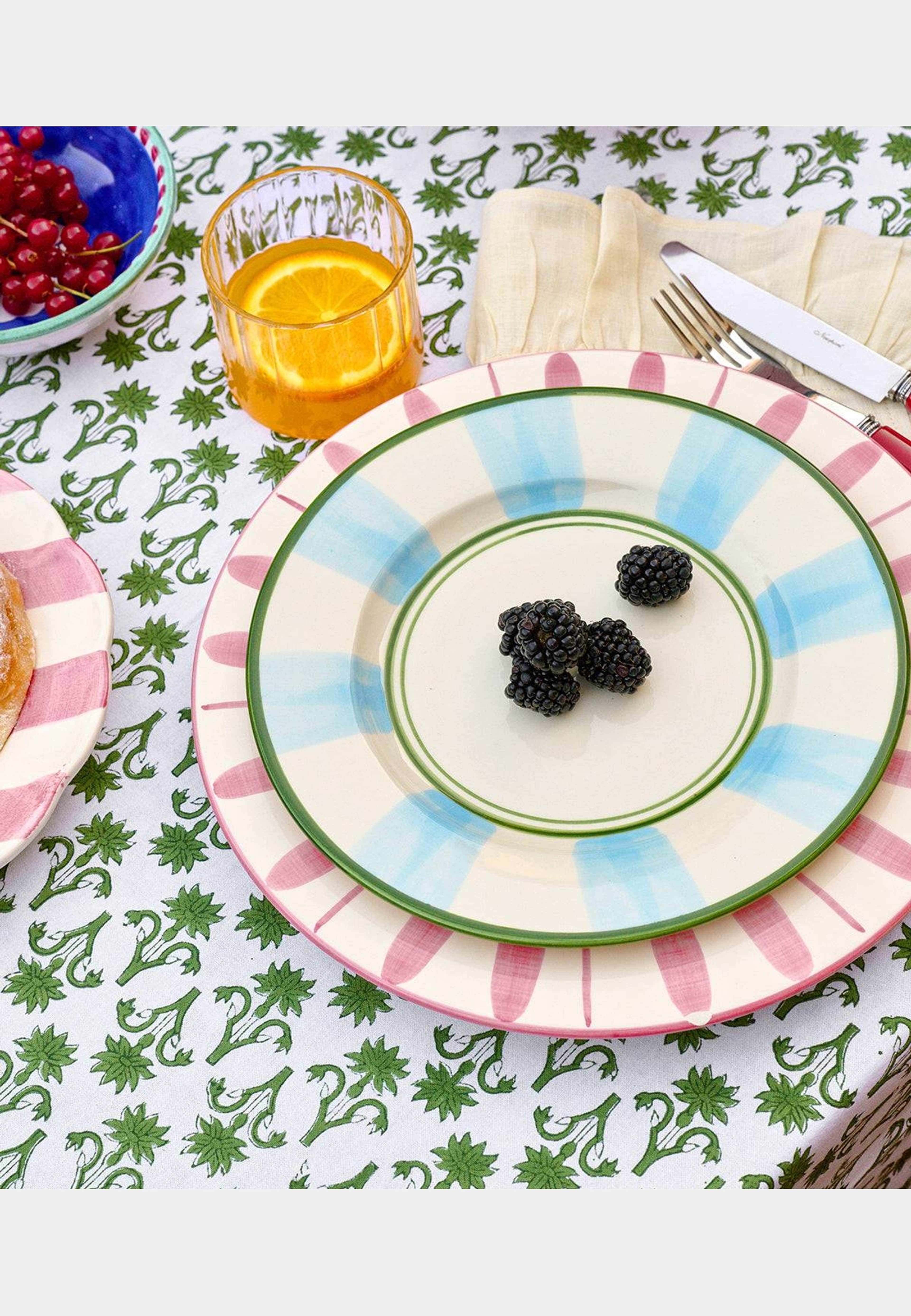 Lily Bordsduk - 150x250 Cm, från Pick A Poppy, i färgen green. Klicka för att öppna bilden i stort format