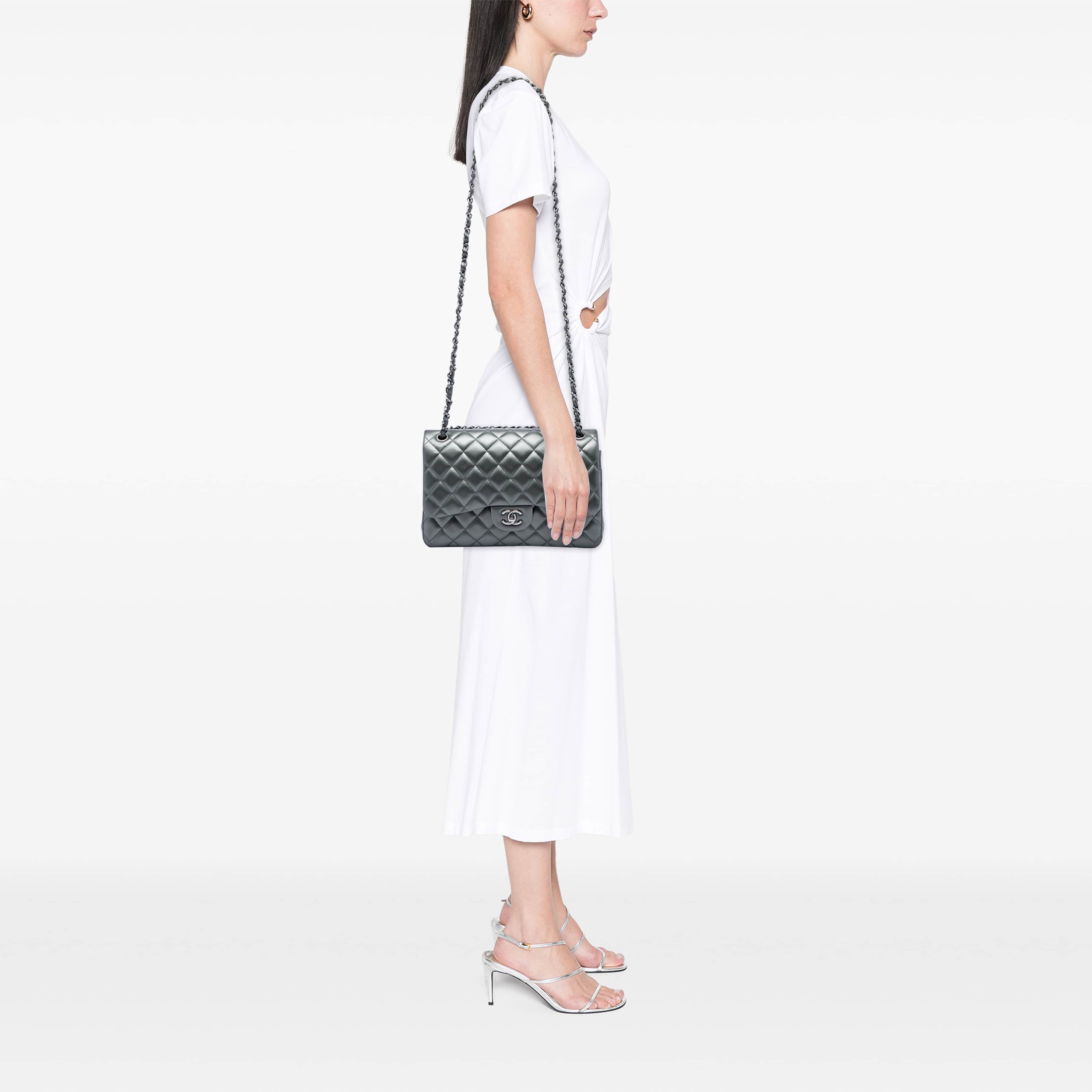 Chanel Jumbo Classic Metallic Lambskin Double Flap, från Luxclusif, i färgen grå. Klicka för att öppna bilden i stort format