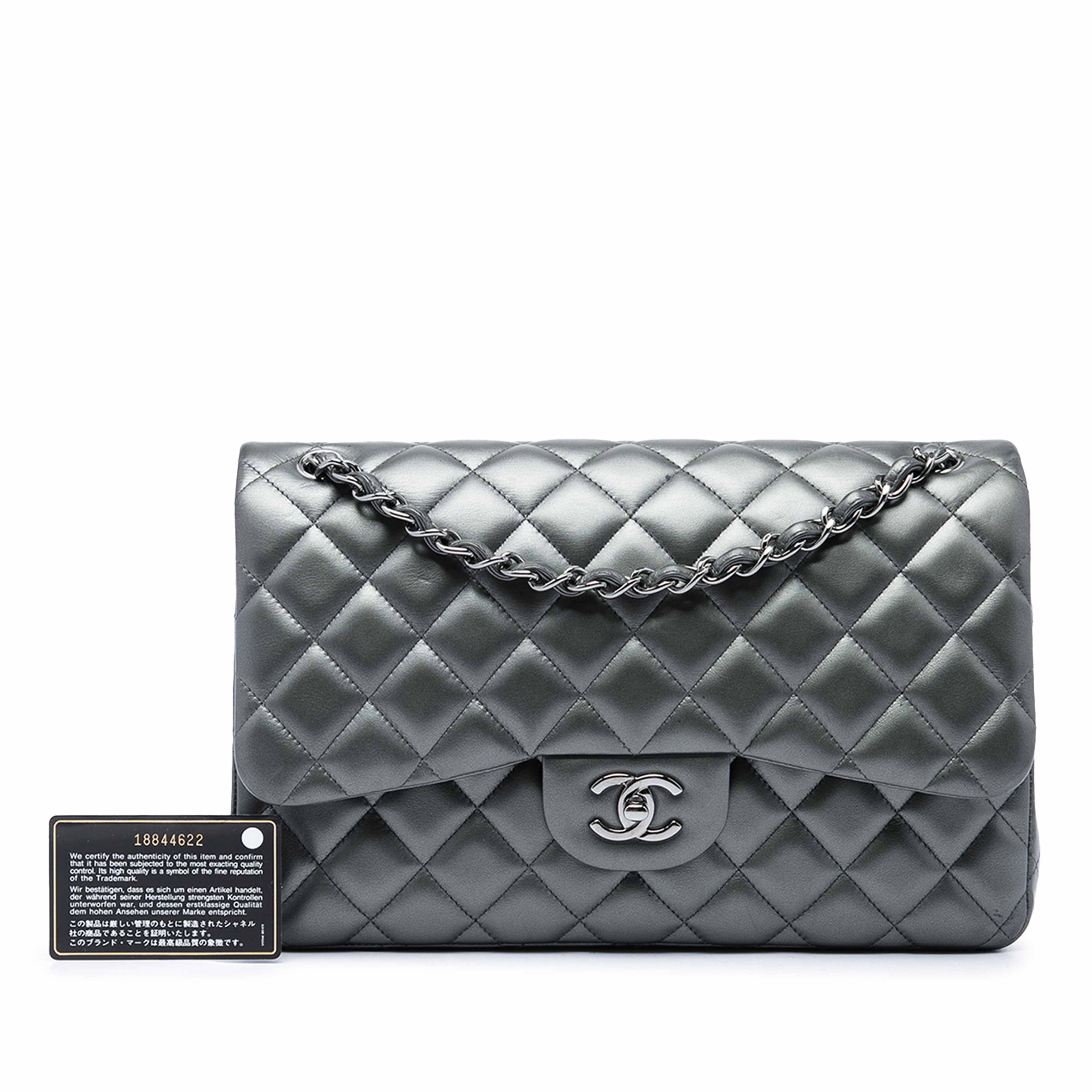 Chanel Jumbo Classic Metallic Lambskin Double Flap, från Luxclusif, i färgen grå. Klicka för att öppna bilden i stort format