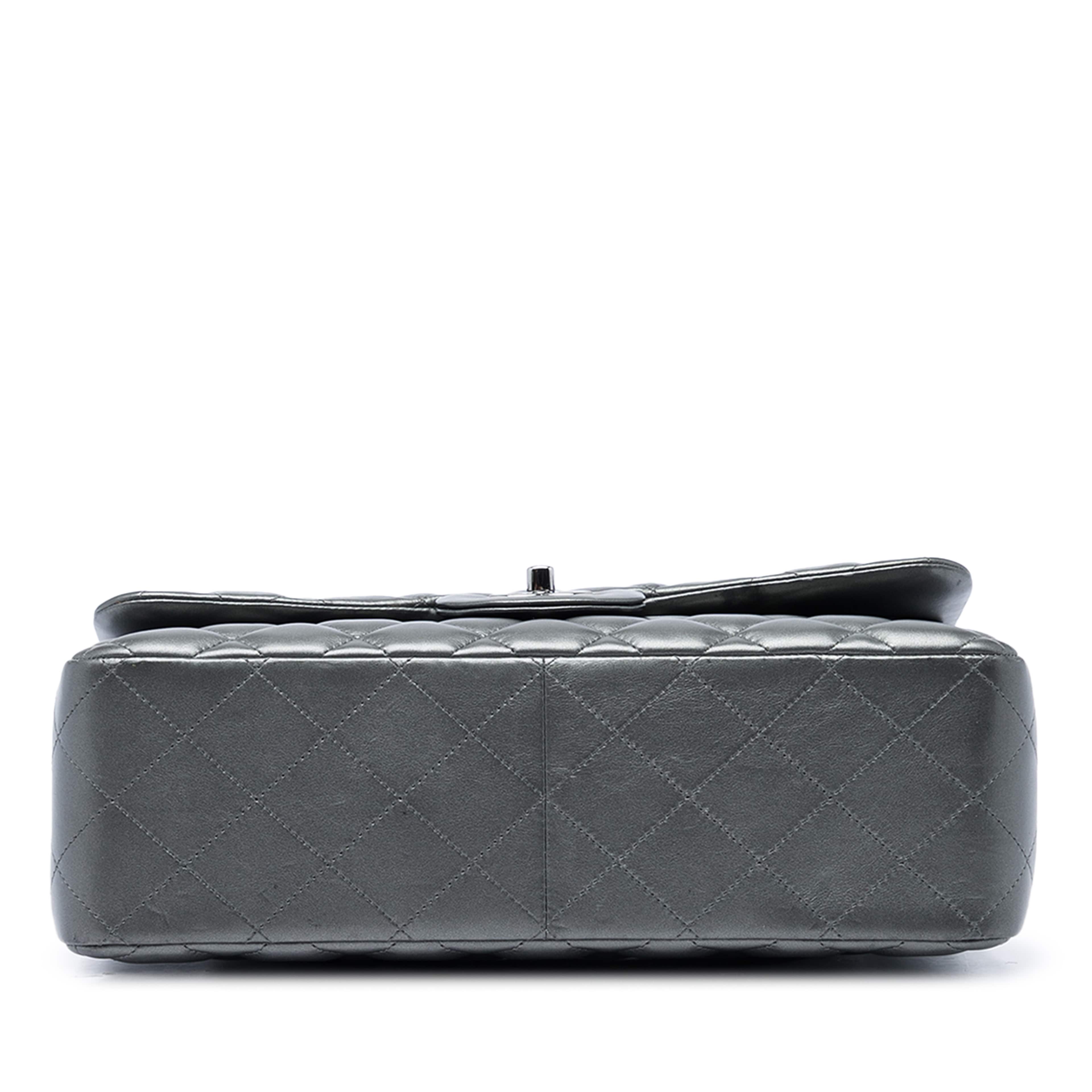 Chanel Jumbo Classic Metallic Lambskin Double Flap, från Luxclusif, i färgen grå. Klicka för att öppna bilden i stort format