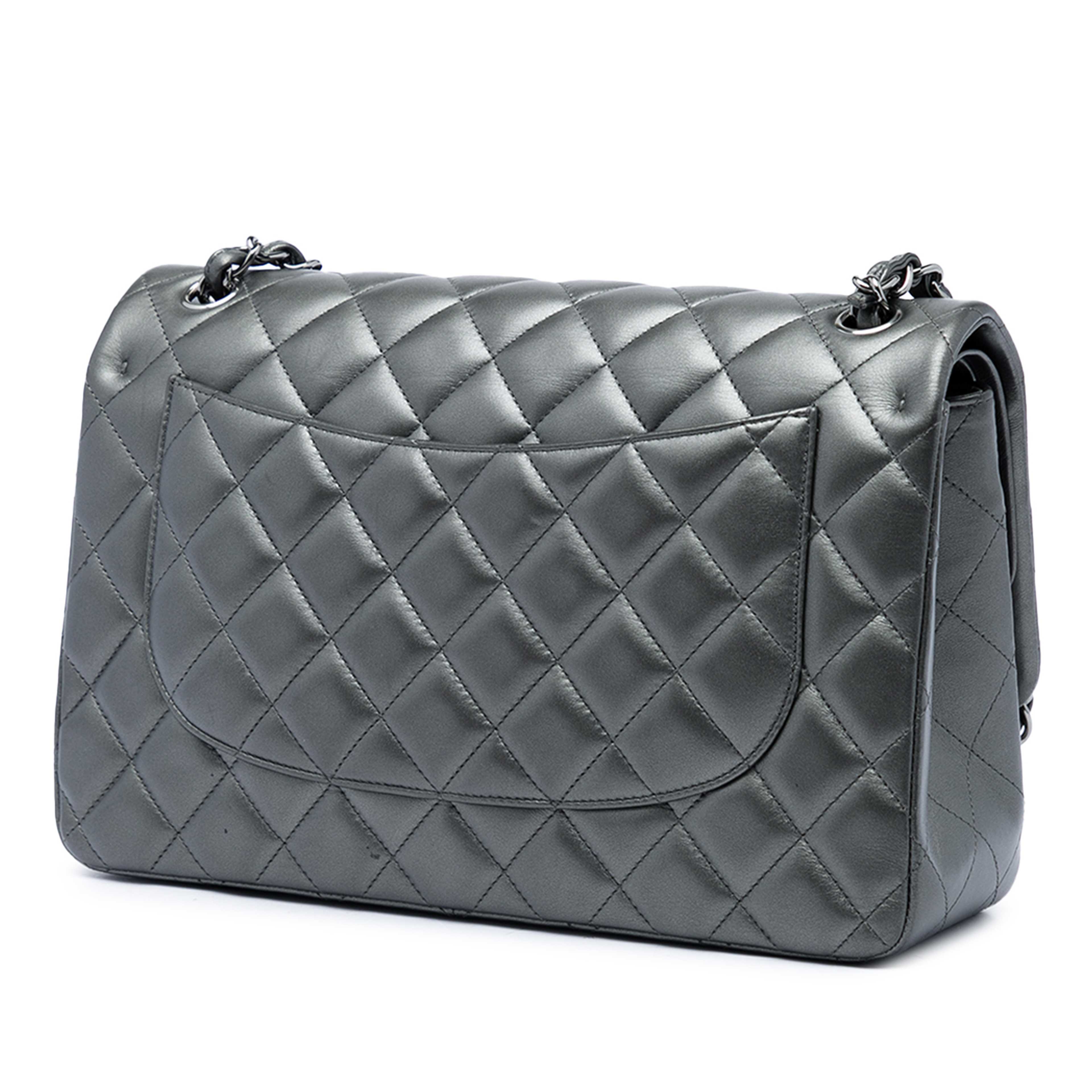 Chanel Jumbo Classic Metallic Lambskin Double Flap, från Luxclusif, i färgen grå. Klicka för att öppna bilden i stort format