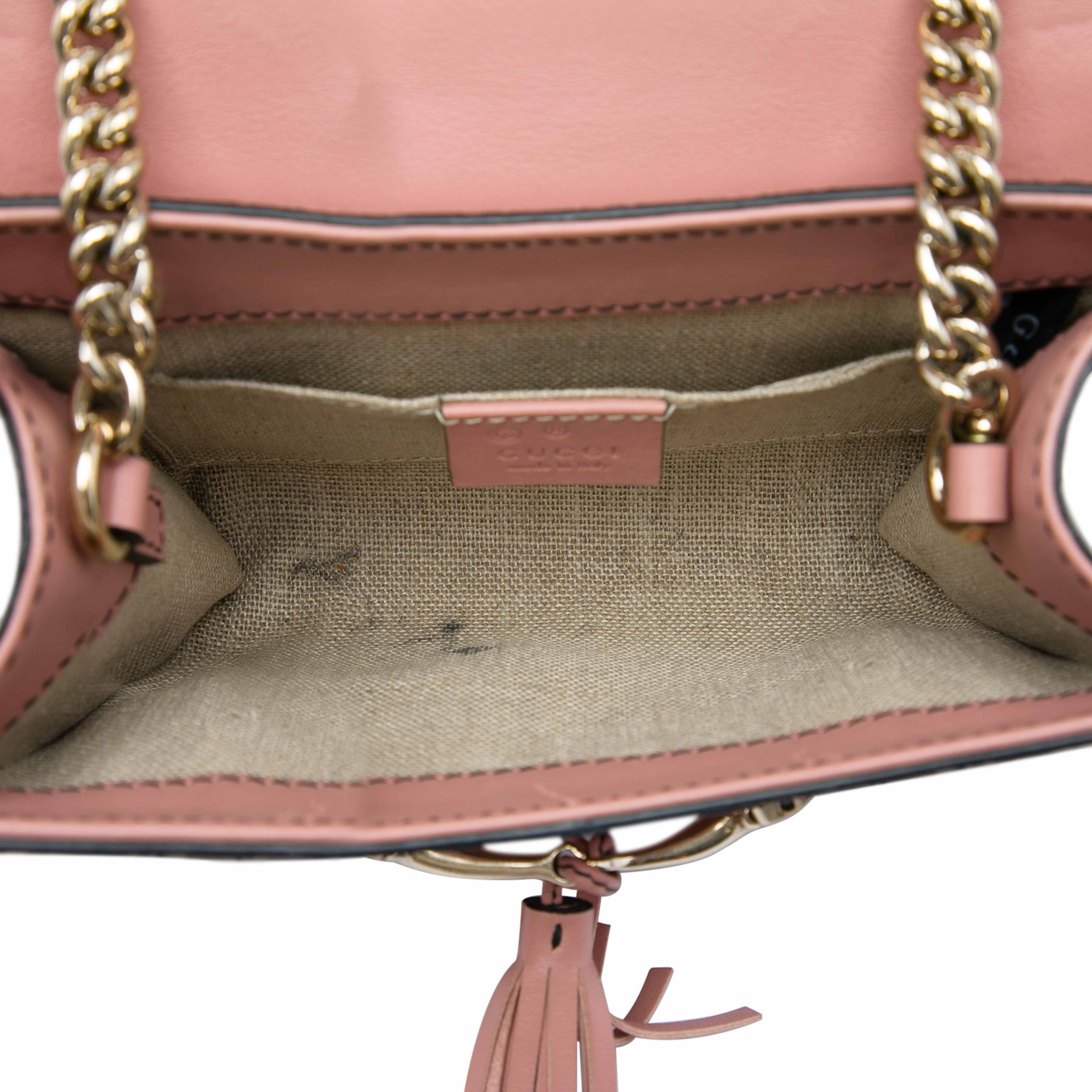 Gucci Mini Microguccissima Emily Crossbody, från Luxclusif, i färgen rosa. Klicka för att öppna bilden i stort format