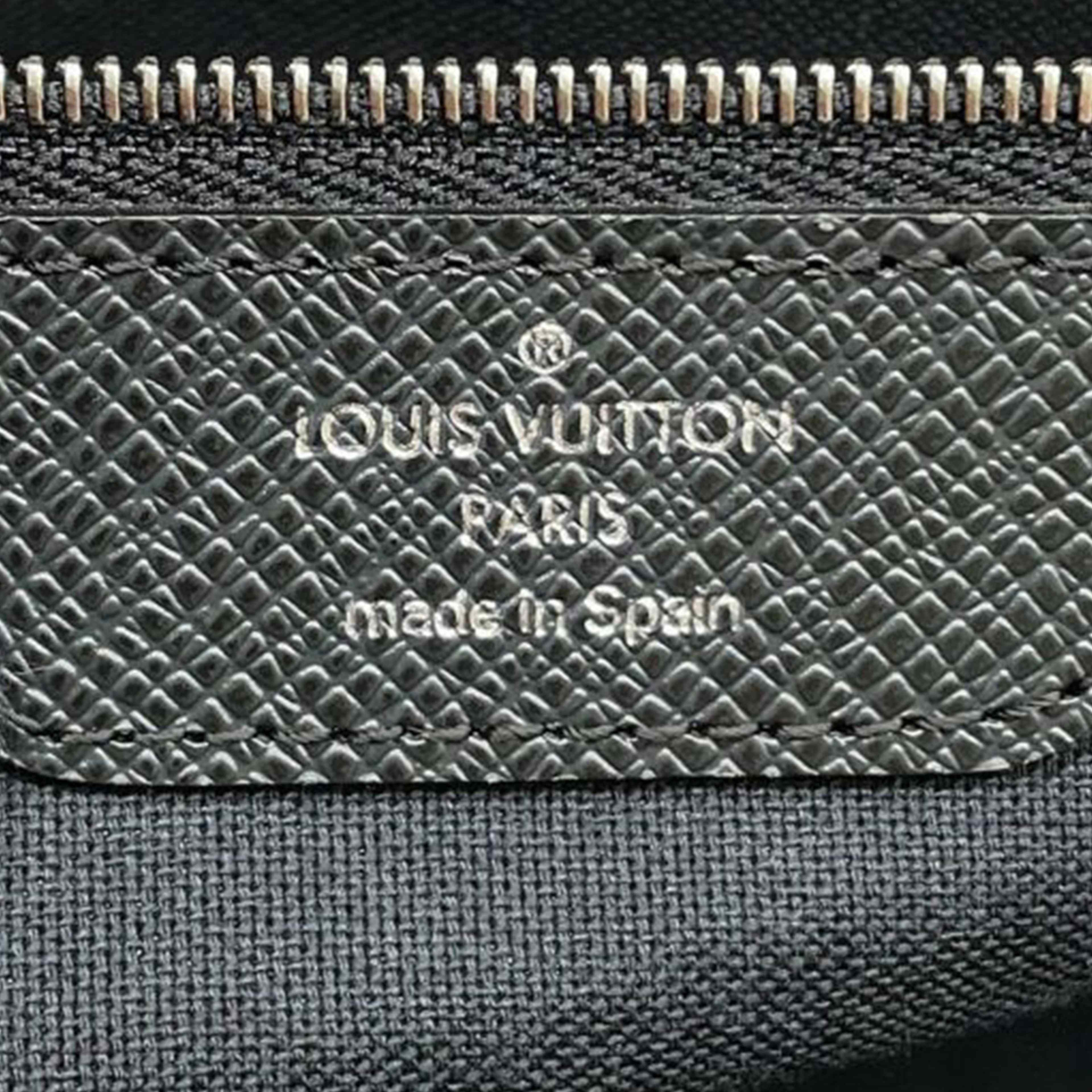Louis Vuitton Taiga Stanislav, från Luxclusif, i färgen black. Klicka för att öppna bilden i stort format