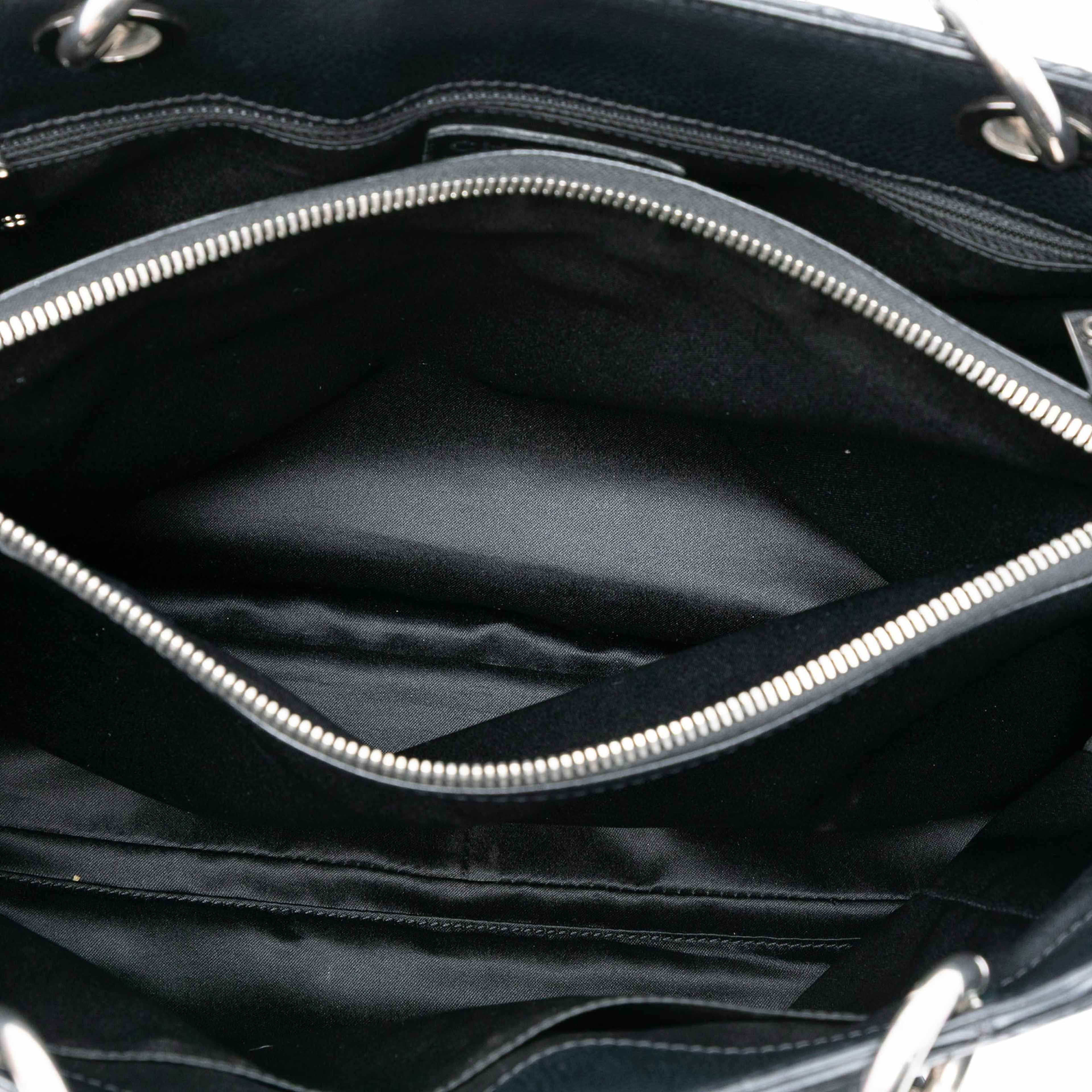 Chanel Caviar Grand Shopping Tote, från Luxclusif, i färgen black. Klicka för att öppna bilden i stort format