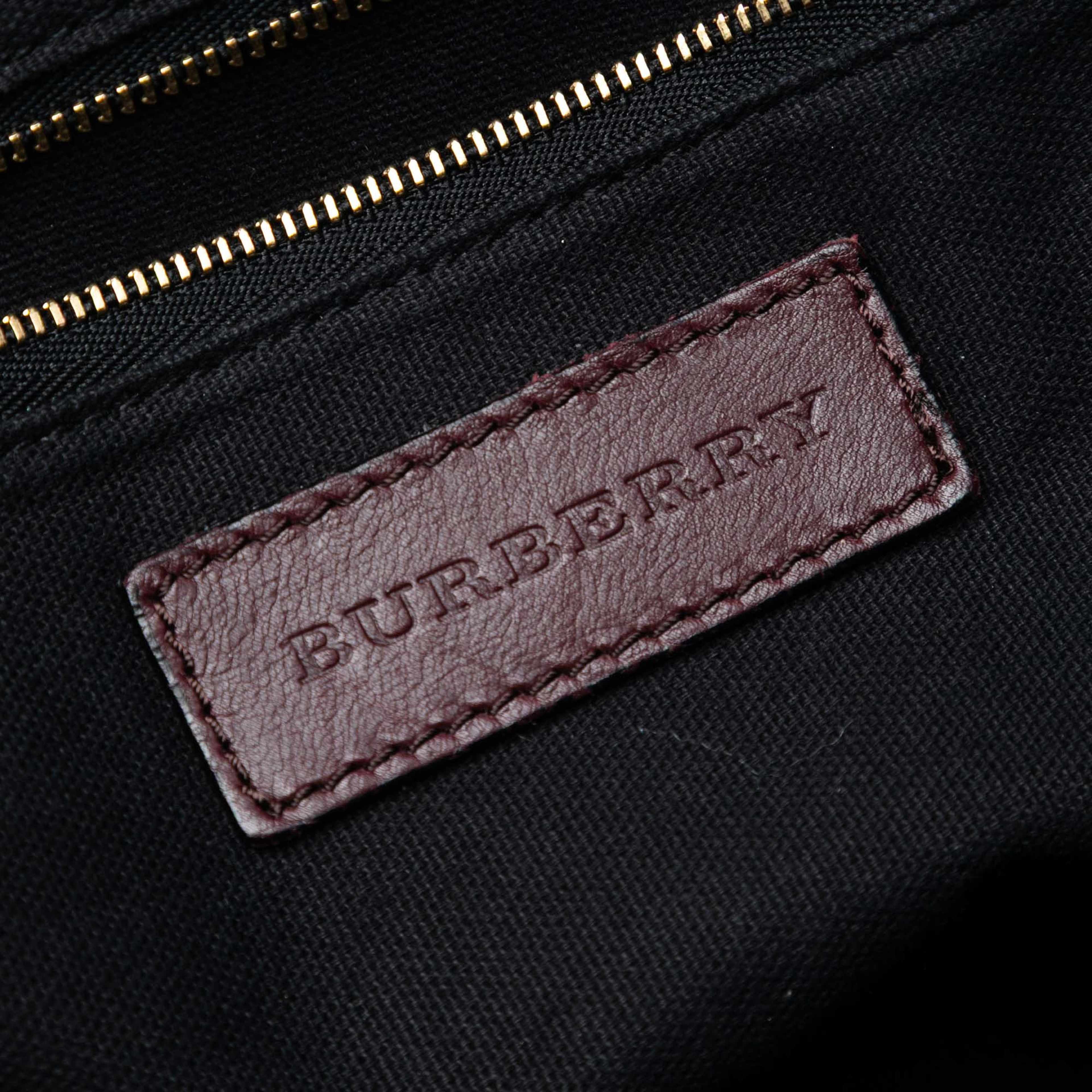Burberry House Check Trimmed Leather Big Crush Convertible Tote, från Luxclusif, i färgen bordeaux. Klicka för att öppna bilden i stort format