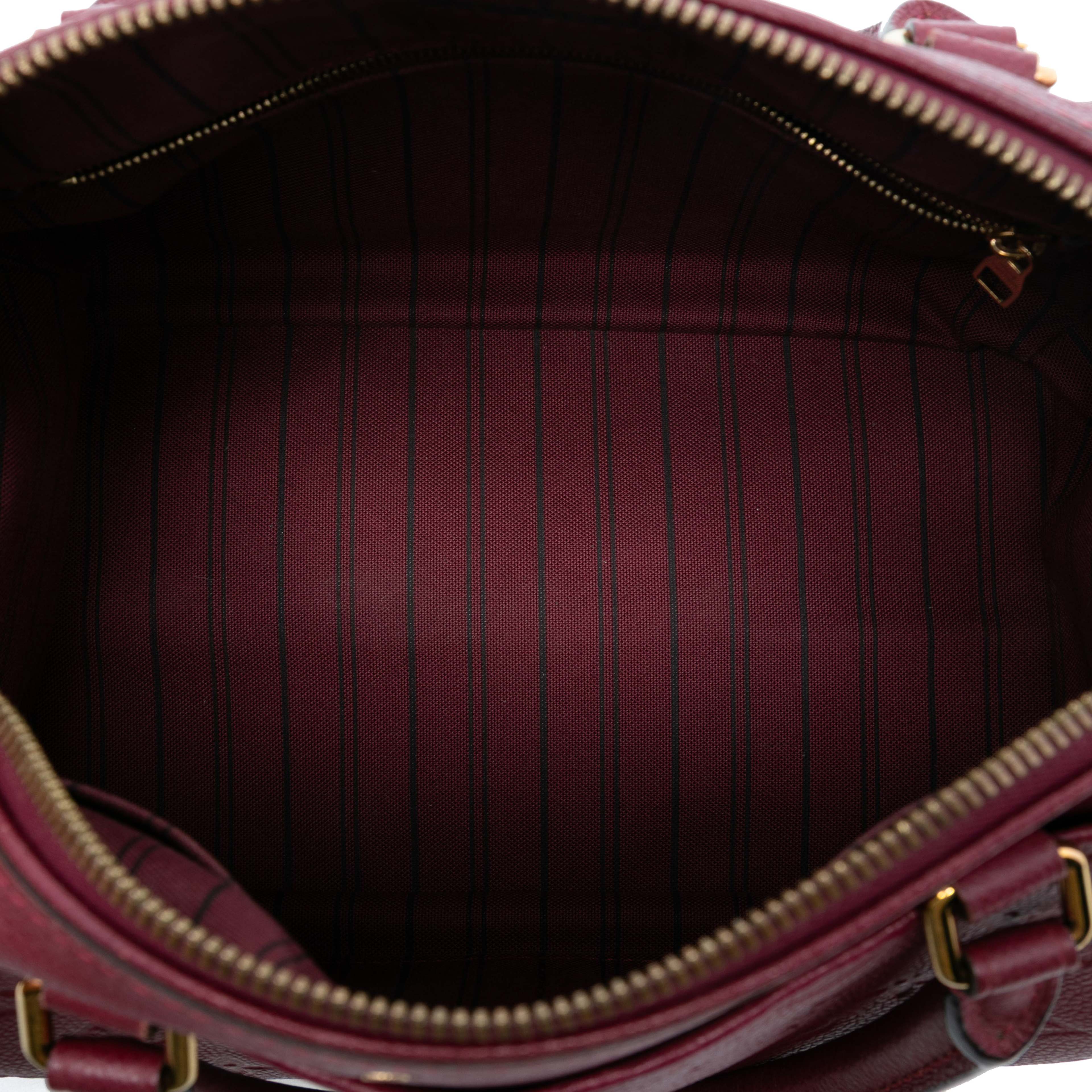 Louis Vuitton Monogram Empreinte Speedy Bandouliere 25, från Luxclusif, i färgen burgundy. Klicka för att öppna bilden i stort format
