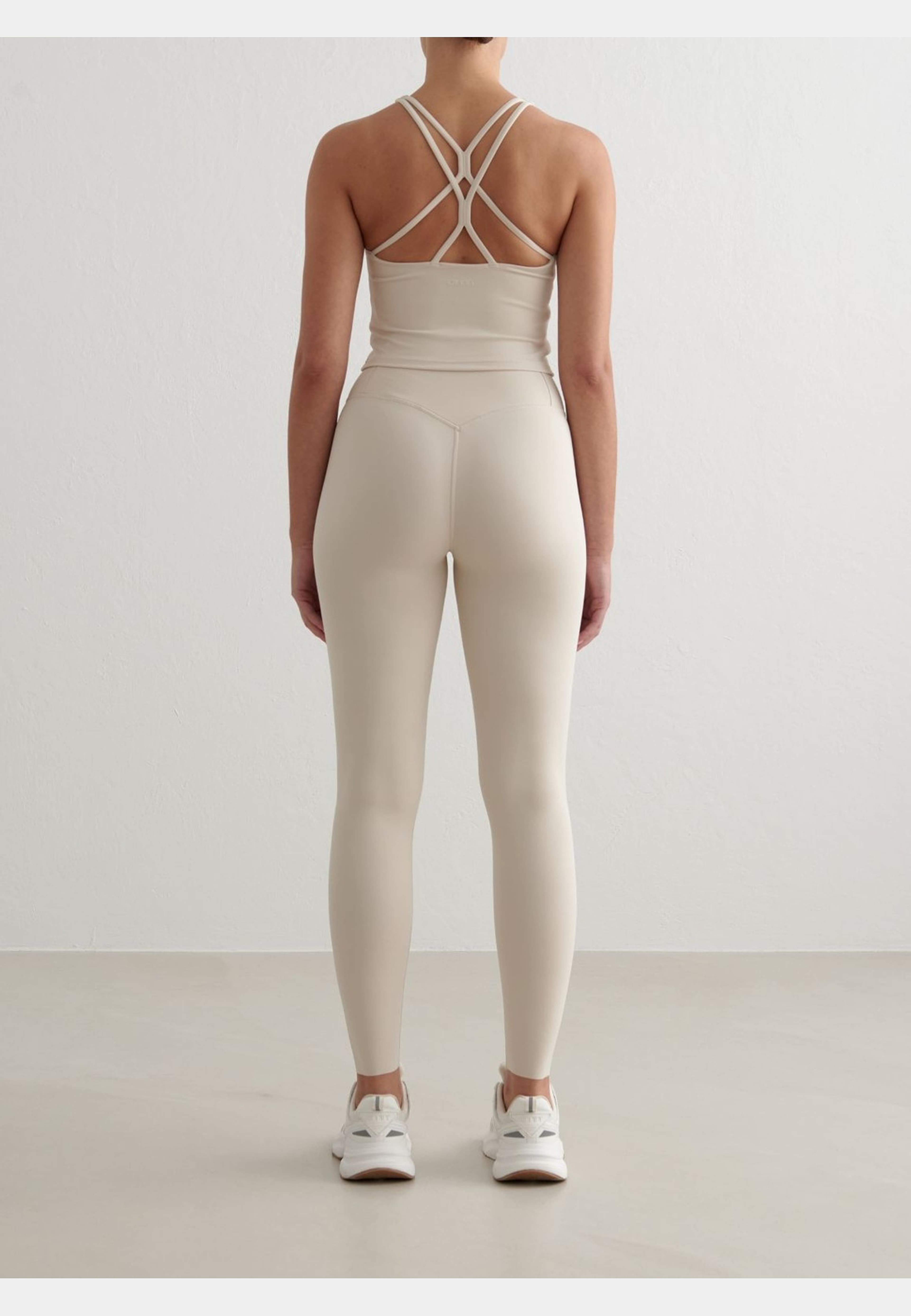 Sculpting Fit Tights, från aim'n, i färgen clay. Klicka för att öppna bilden i stort format