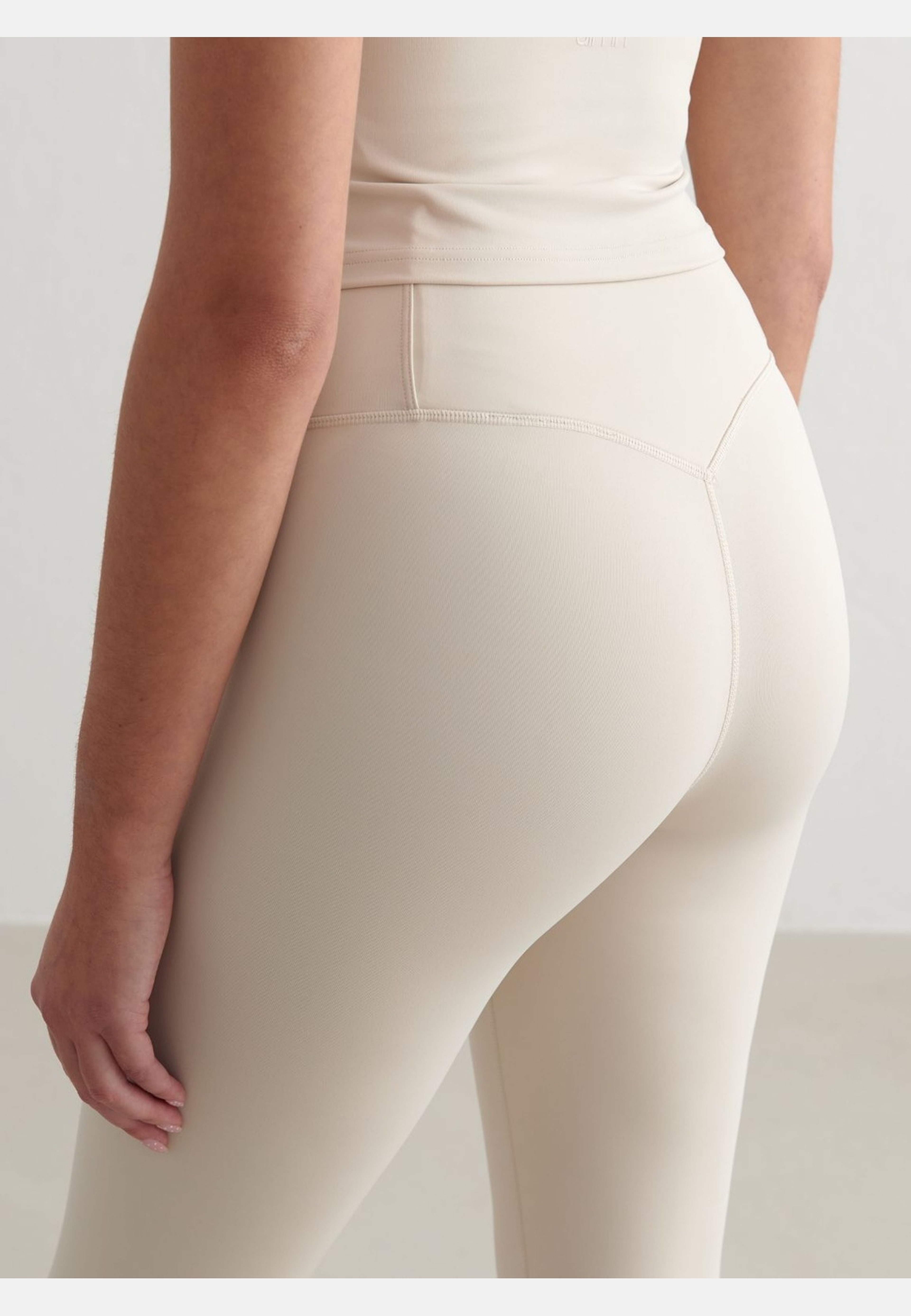 Sculpting Fit Tights, från aim'n, i färgen clay. Klicka för att öppna bilden i stort format