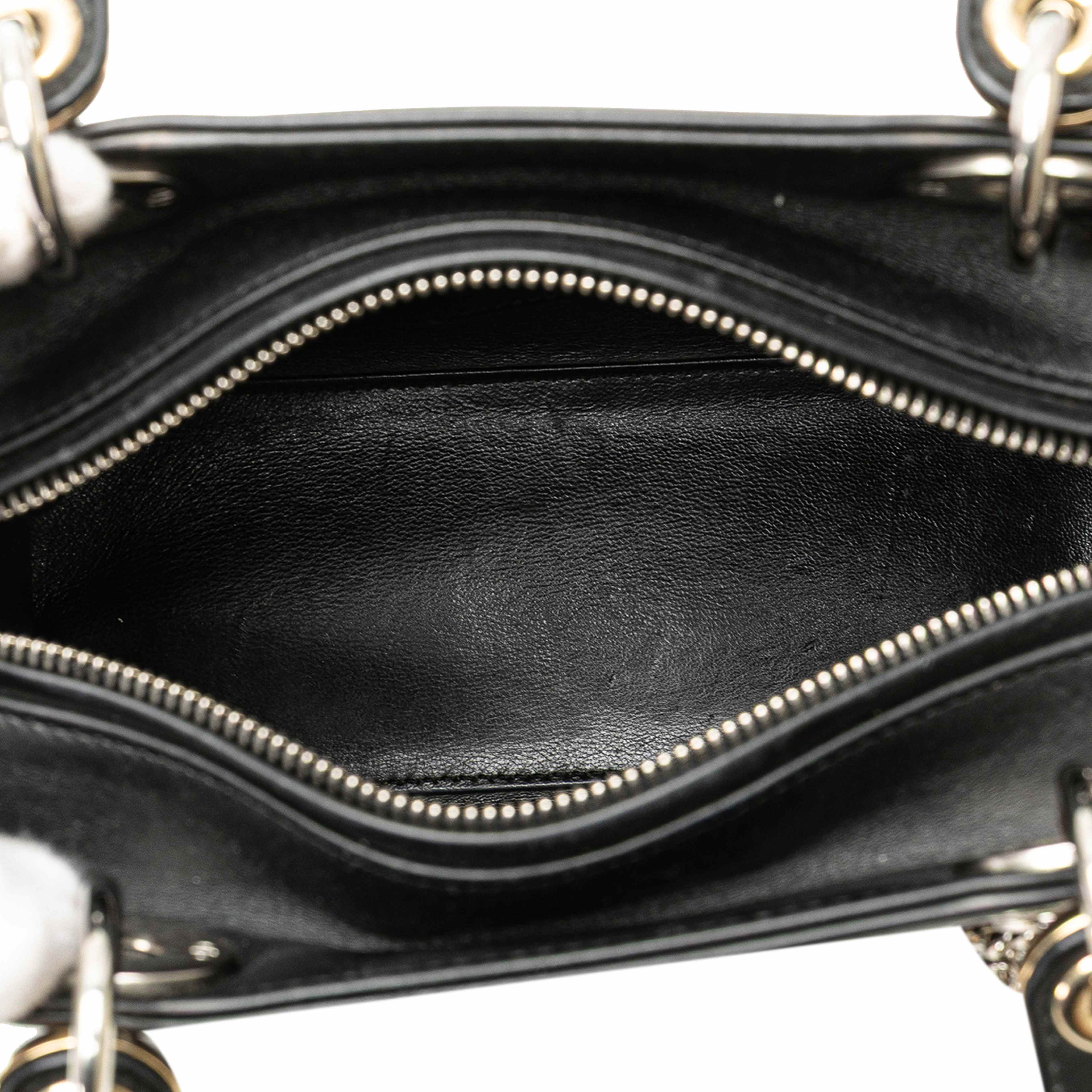 Dior Medium Calfskin Patch Embellished Lady Dior, från Luxclusif, i färgen black. Klicka för att öppna bilden i stort format