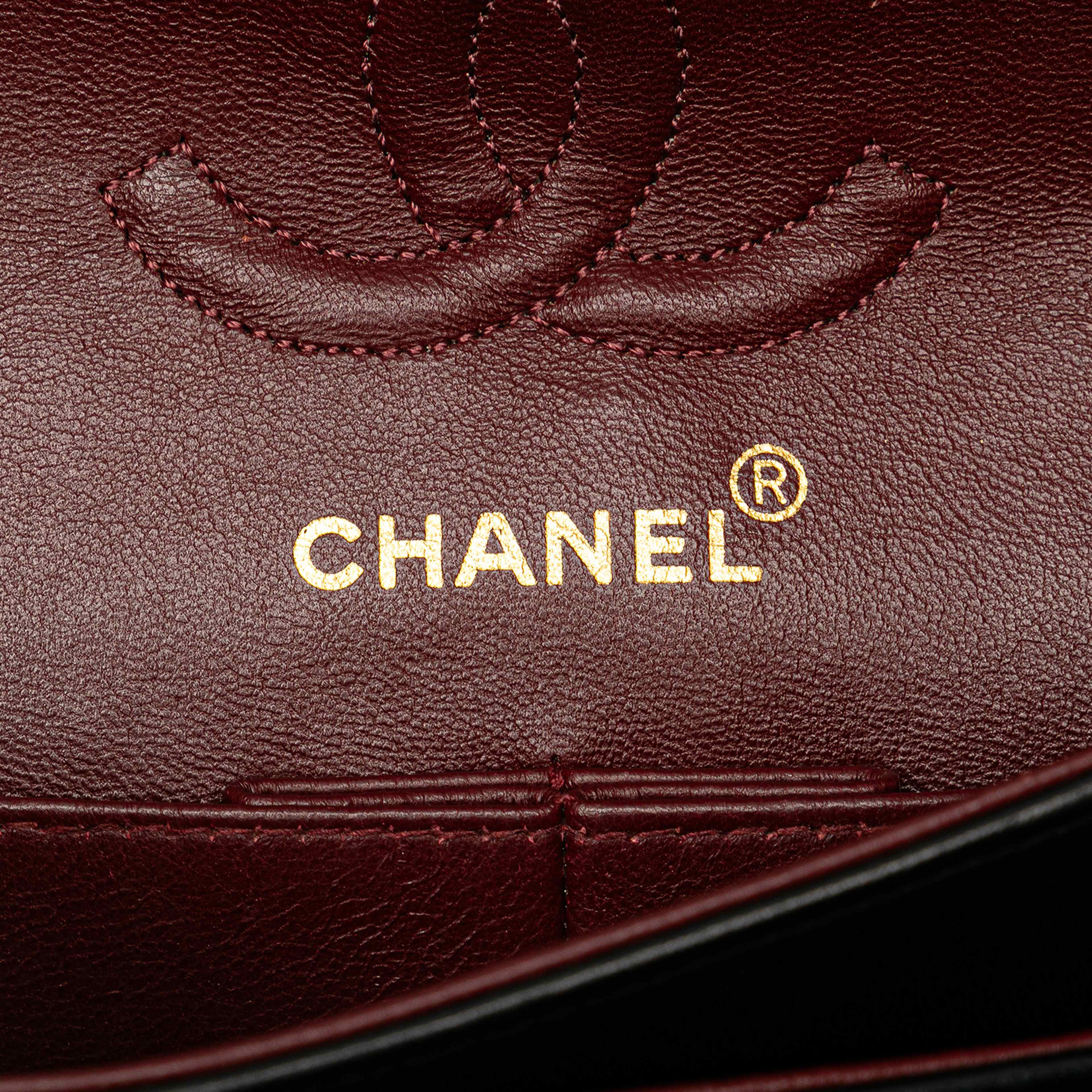 Chanel Small Classic Lambskin Double Flap, från Luxclusif, i färgen black. Klicka för att öppna bilden i stort format