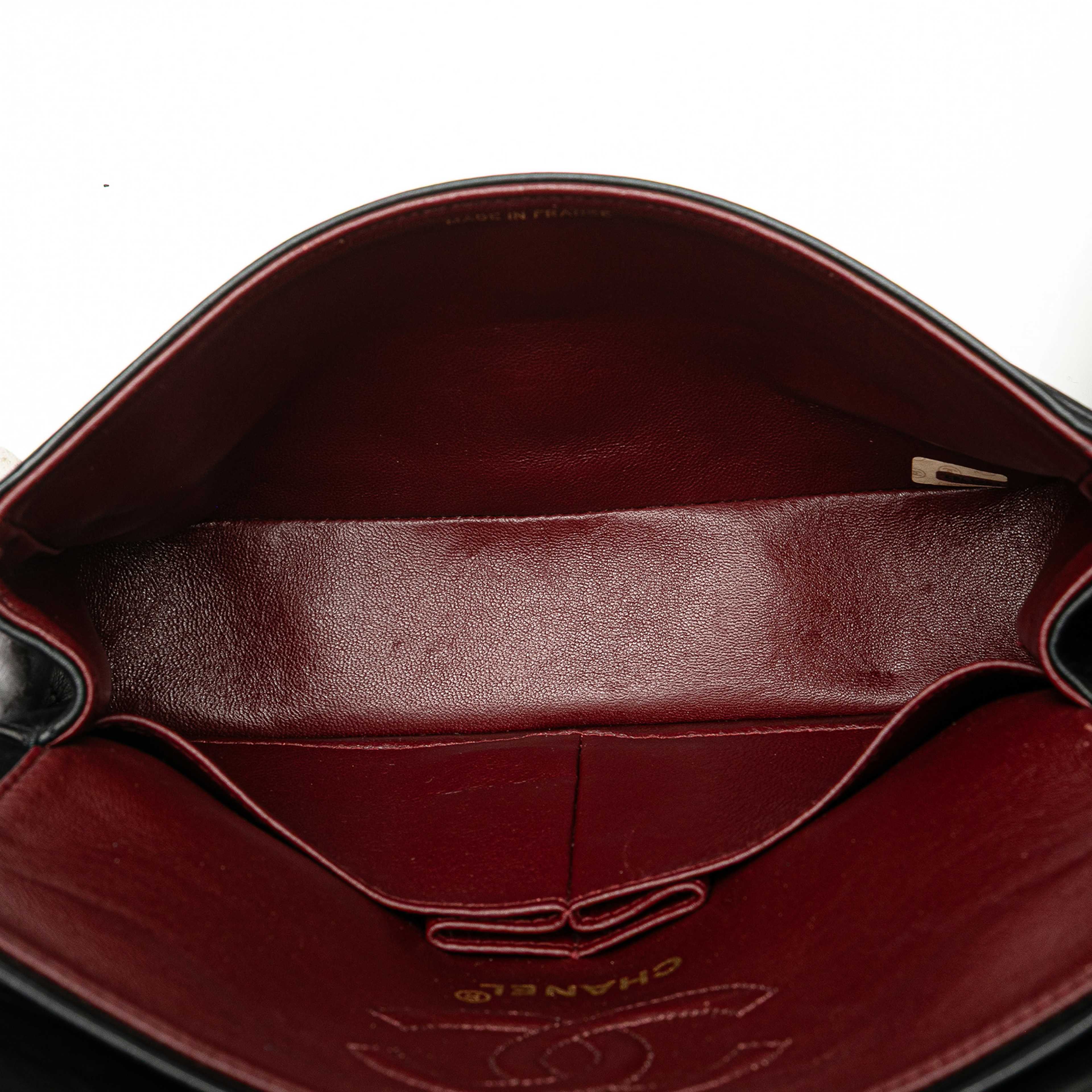 Chanel Small Classic Lambskin Double Flap, från Luxclusif, i färgen black. Klicka för att öppna bilden i stort format