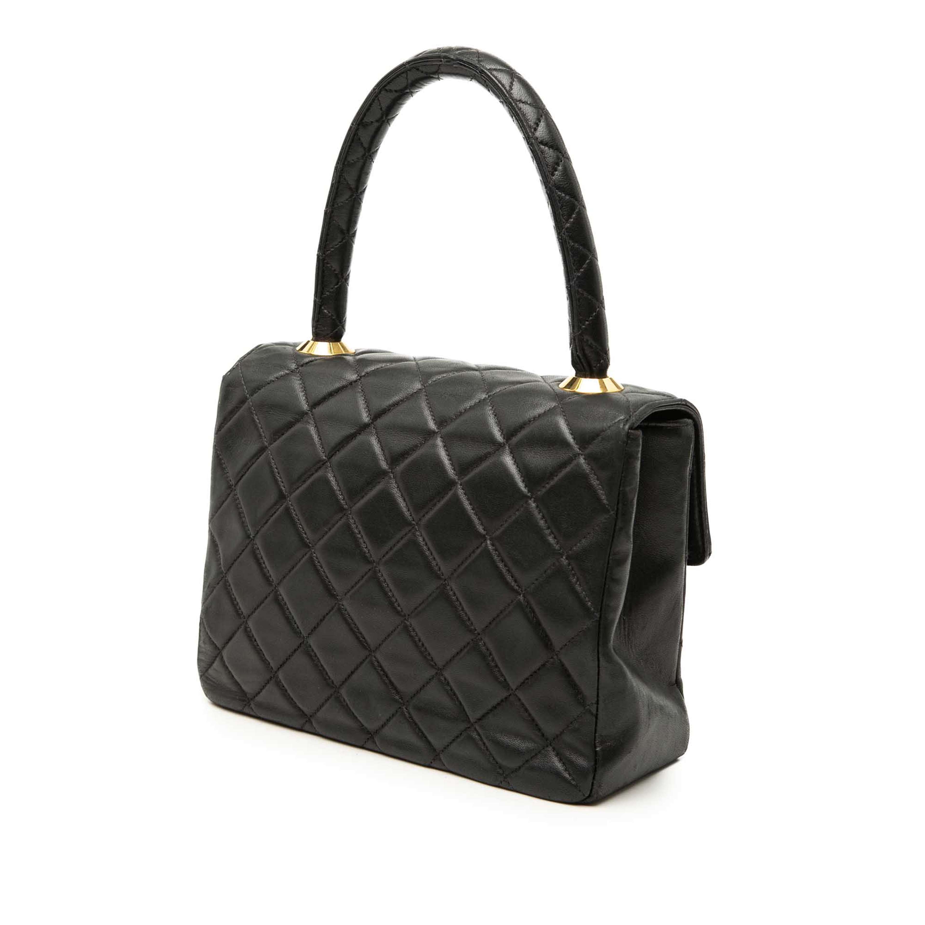 Chanel Small Lambskin Kelly Top Handle Bag, från Luxclusif, i färgen svart. Klicka för att öppna bilden i stort format