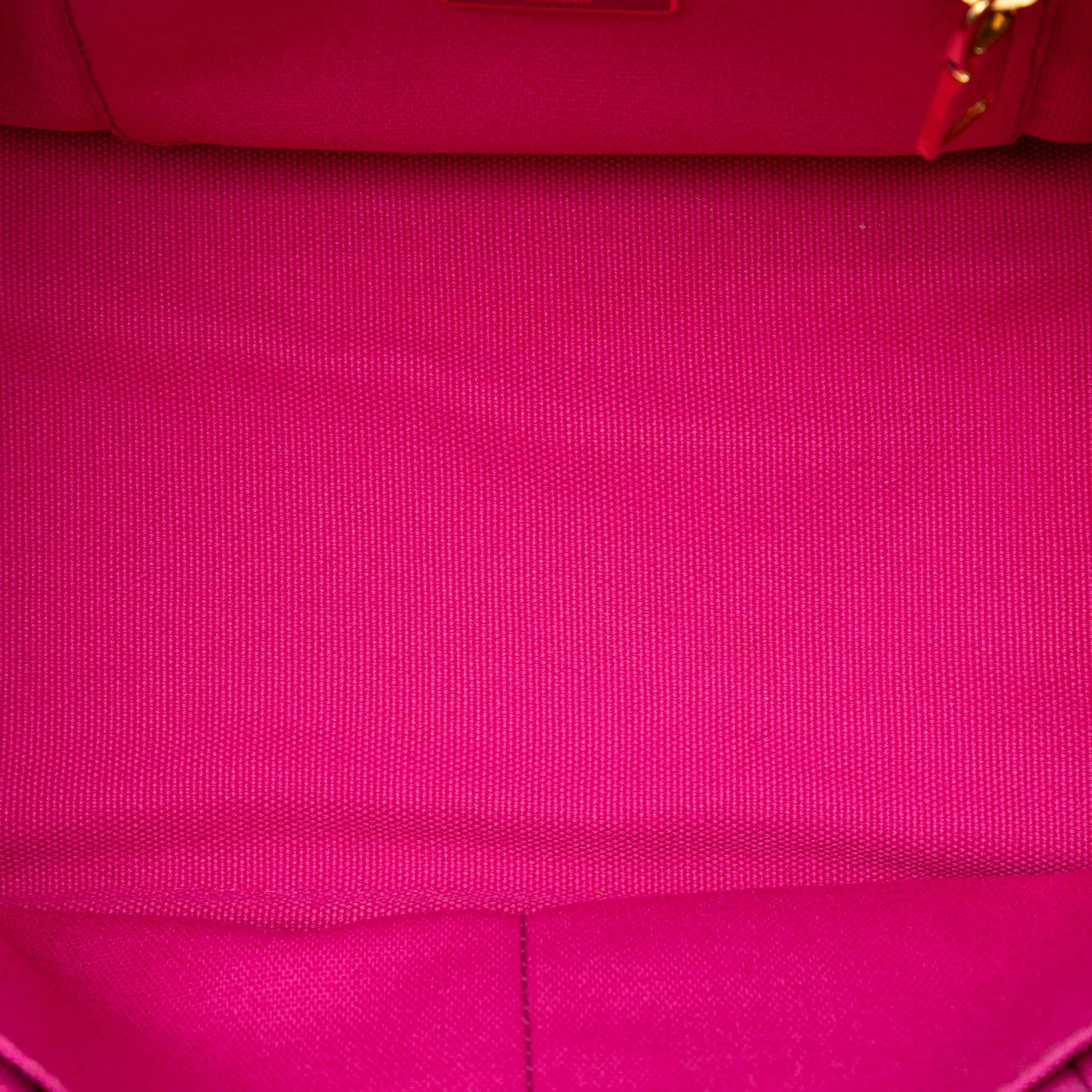 Prada Small Canvas Canapa Logo Satchel, från Luxclusif, i färgen hot pink. Klicka för att öppna bilden i stort format