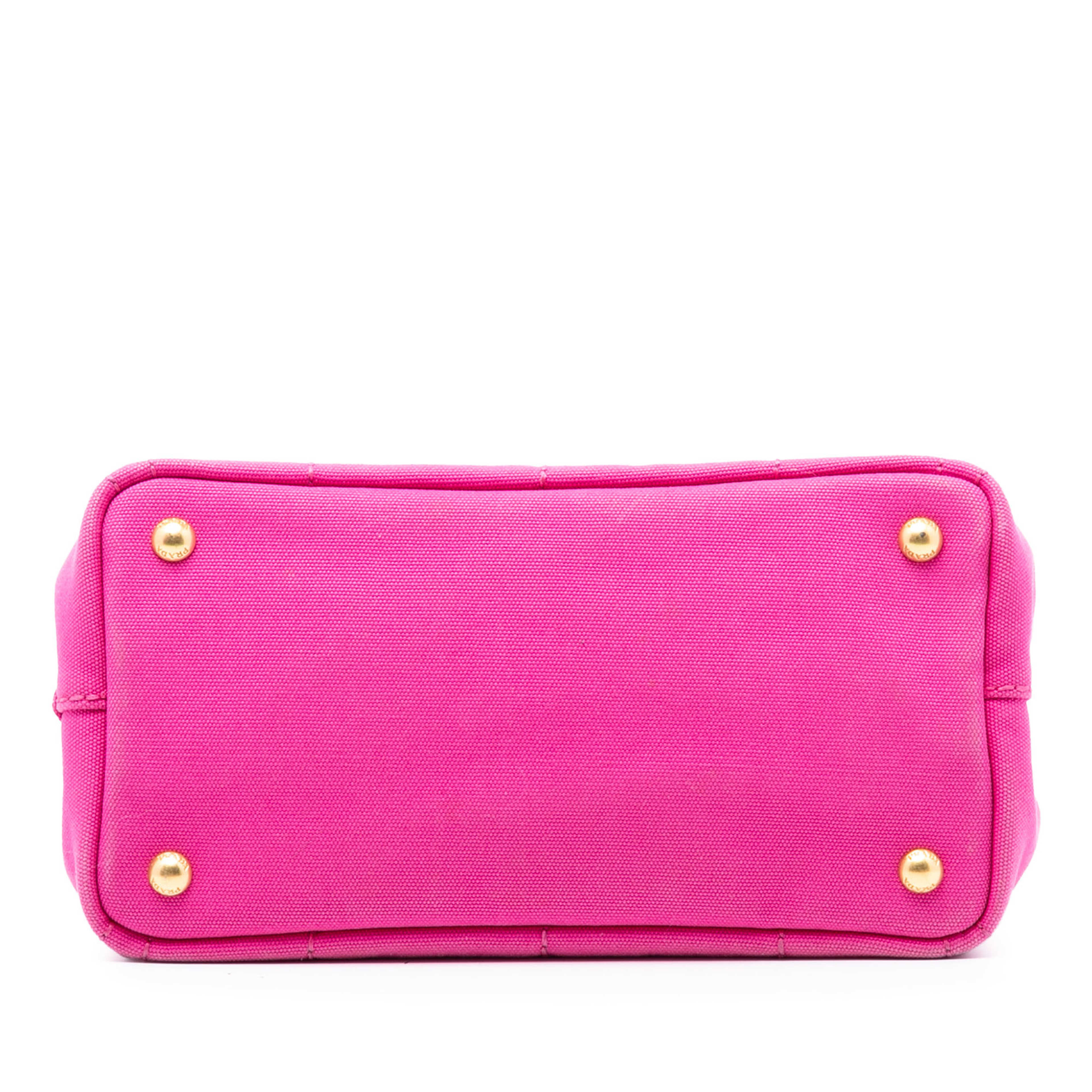 Prada Small Canvas Canapa Logo Satchel, från Luxclusif, i färgen hot pink. Klicka för att öppna bilden i stort format