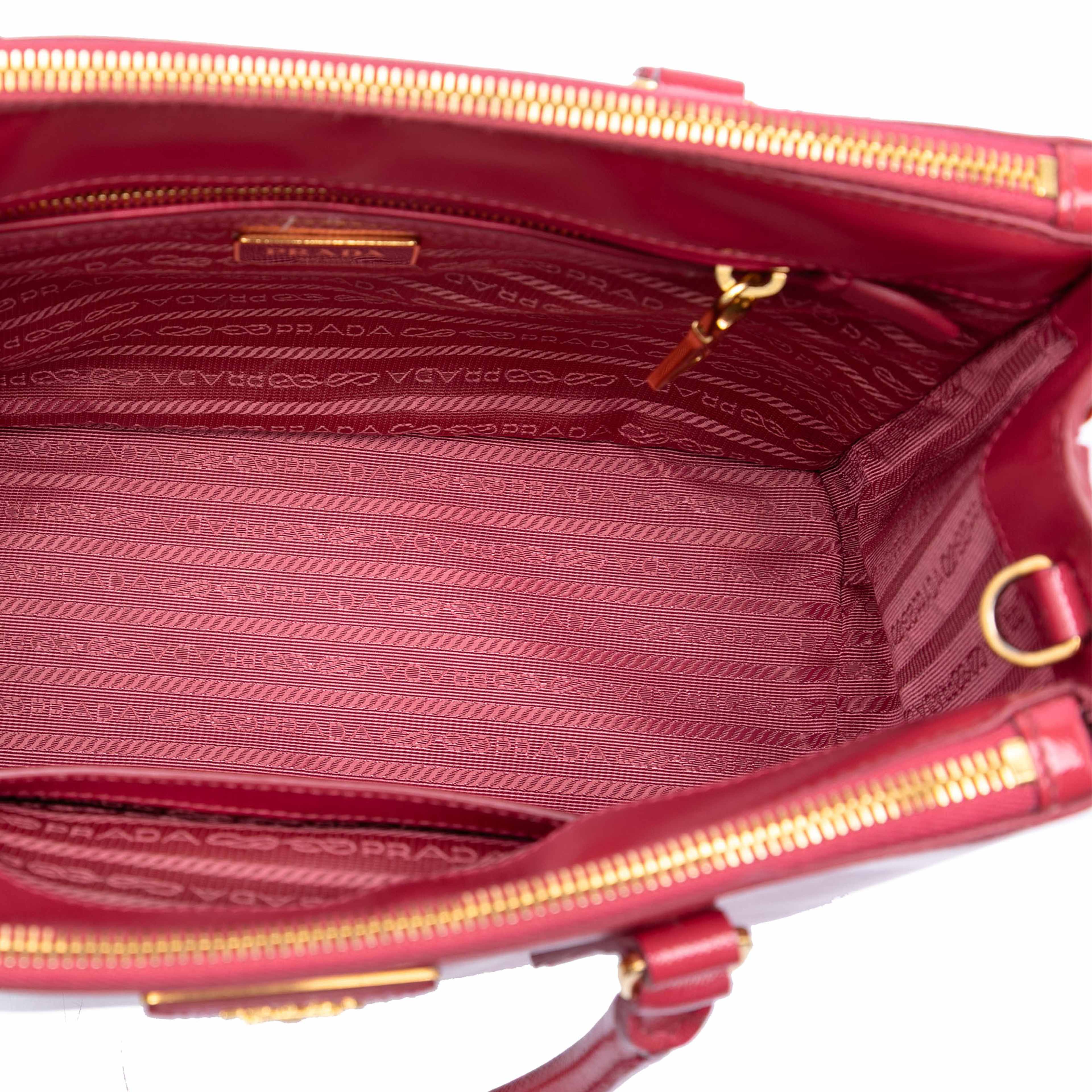 Prada Small Saffiano Vernice Galleria Double Zip Satchel, från Luxclusif, i färgen strawberry. Klicka för att öppna bilden i stort format