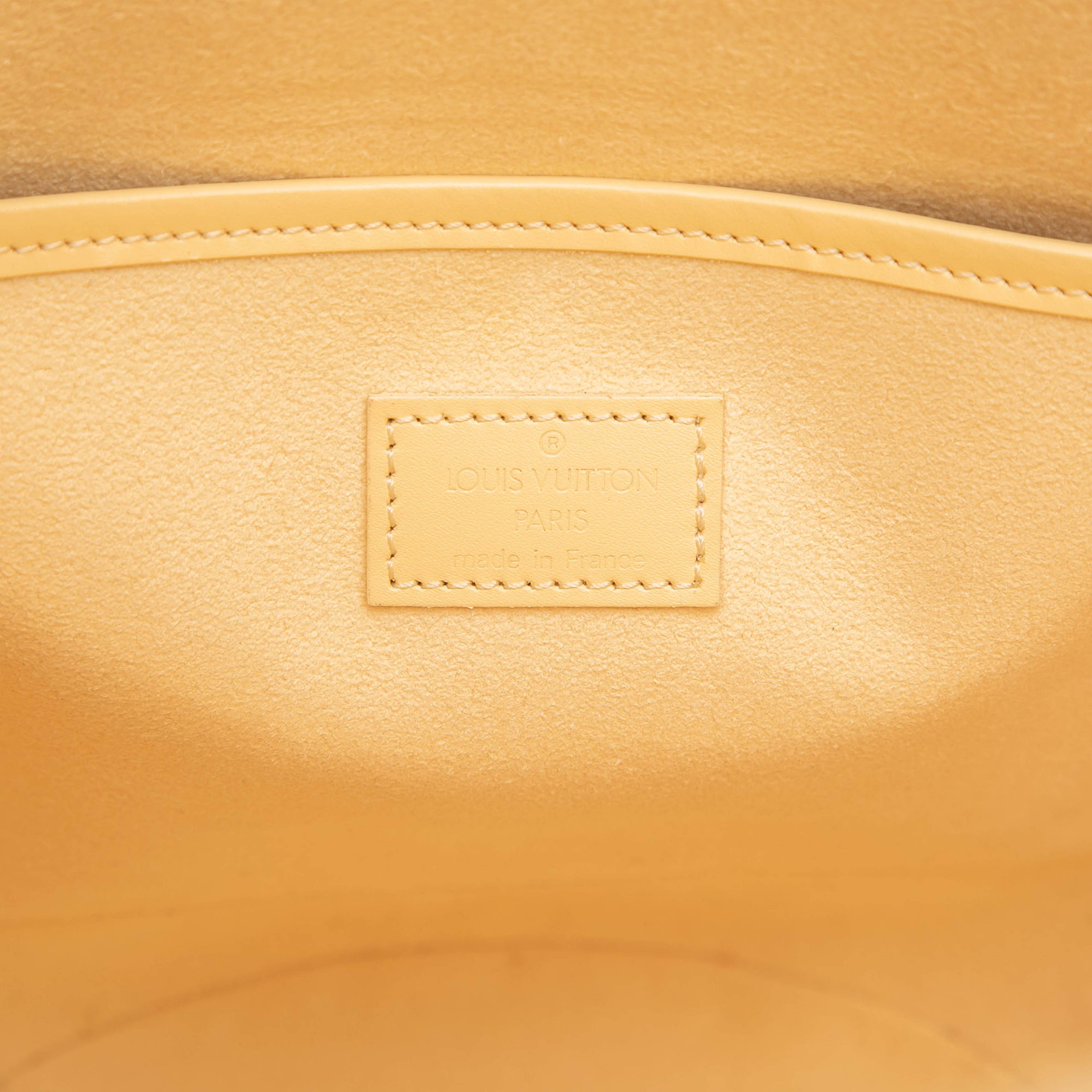 Louis Vuitton Epi Noctambule, från Luxclusif, i färgen beige. Klicka för att öppna bilden i stort format