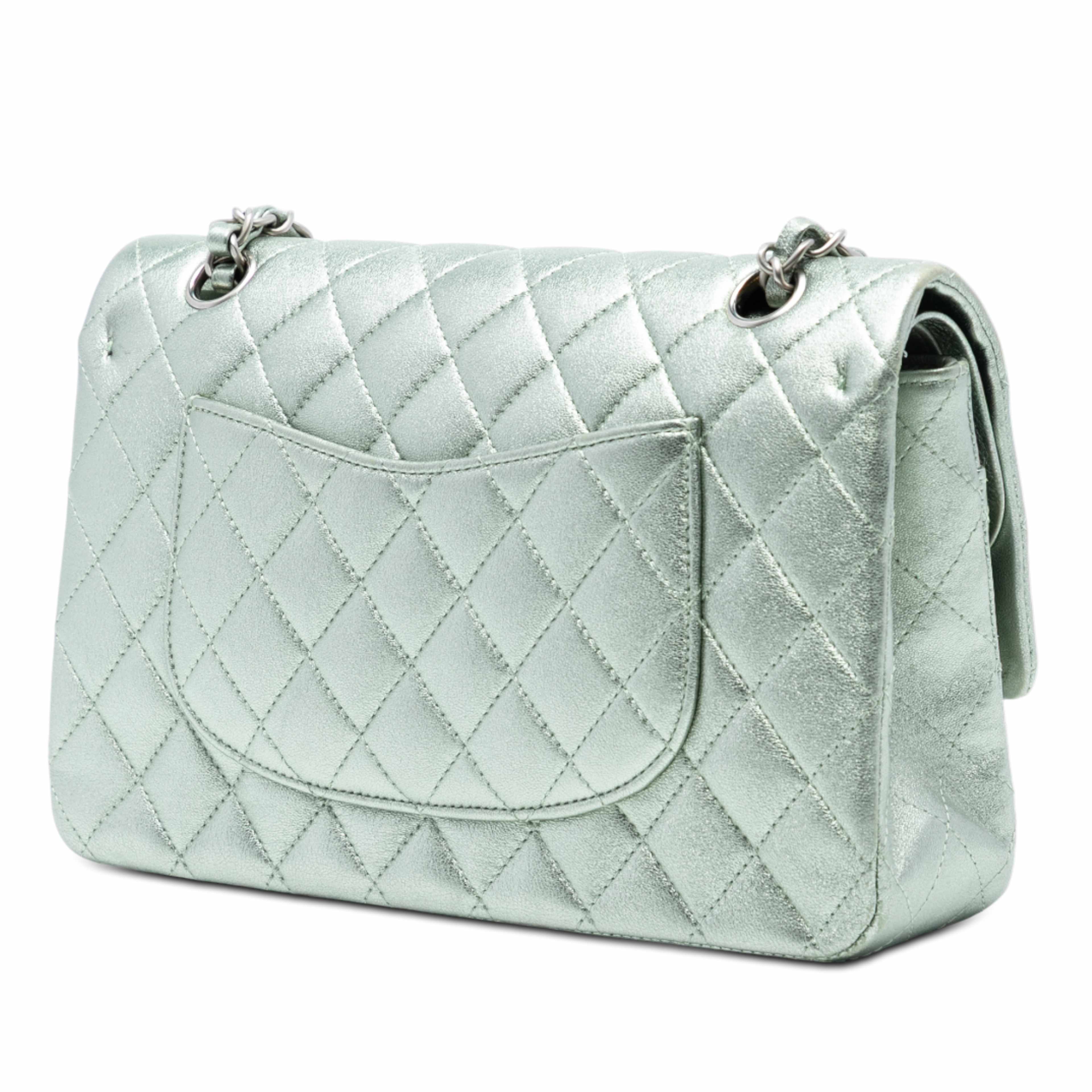 Chanel Medium Classic Metallic Lambskin Double Flap, från Luxclusif, i färgen mint. Klicka för att öppna bilden i stort format