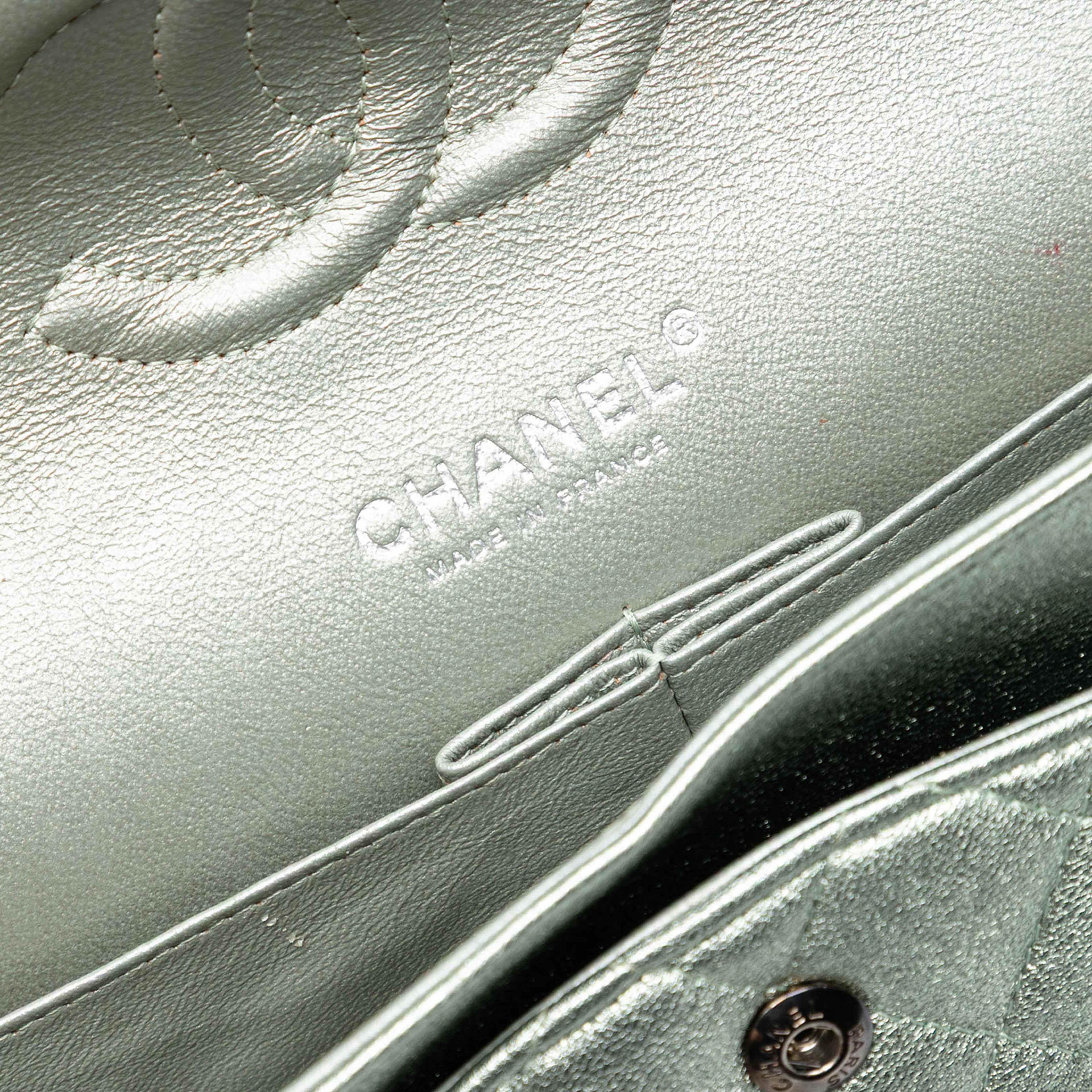 Chanel Medium Classic Metallic Lambskin Double Flap, från Luxclusif, i färgen mint. Klicka för att öppna bilden i stort format