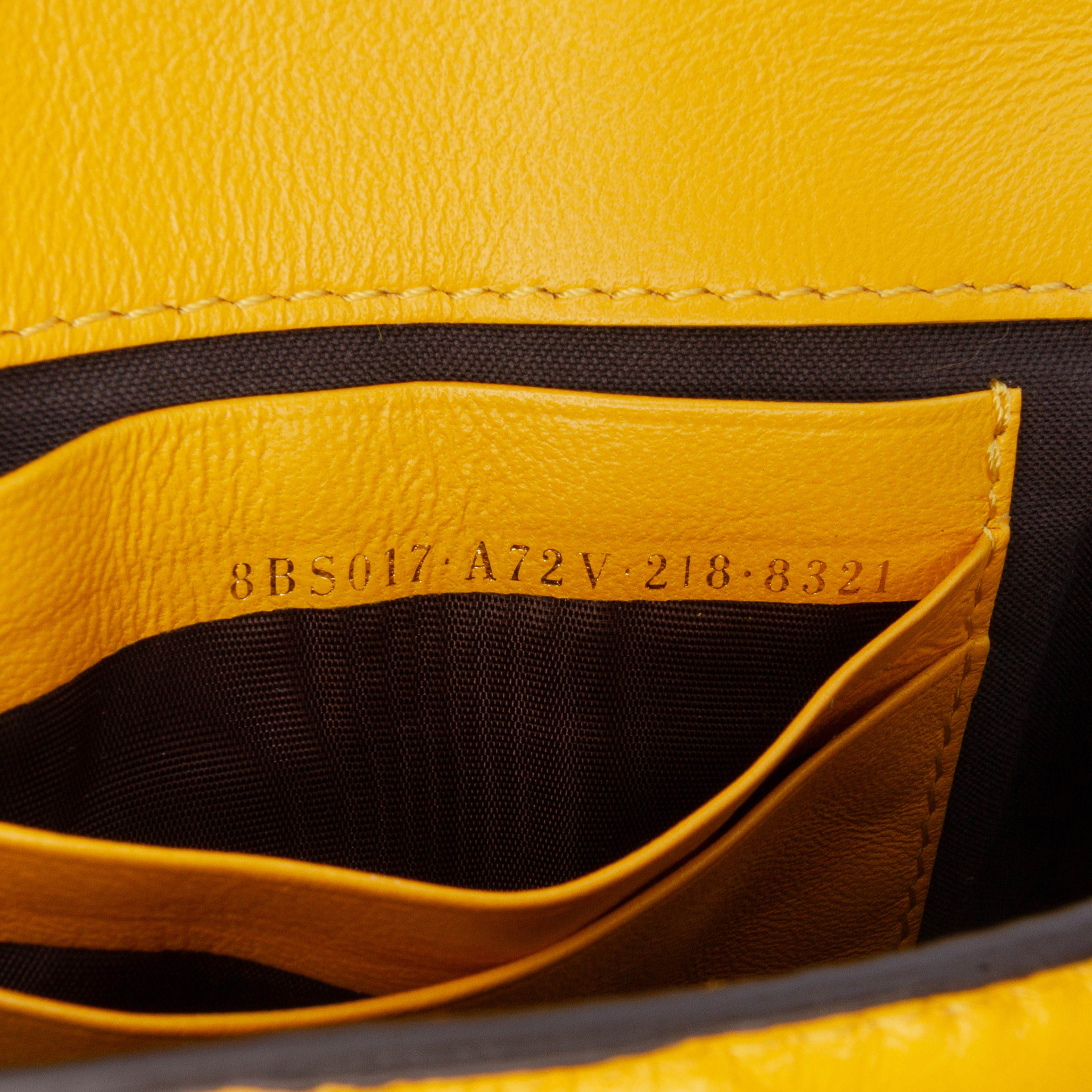 Fendi Mini Zucca Embossed Leather Baguette Satchel, från Luxclusif, i färgen mustard. Klicka för att öppna bilden i stort format