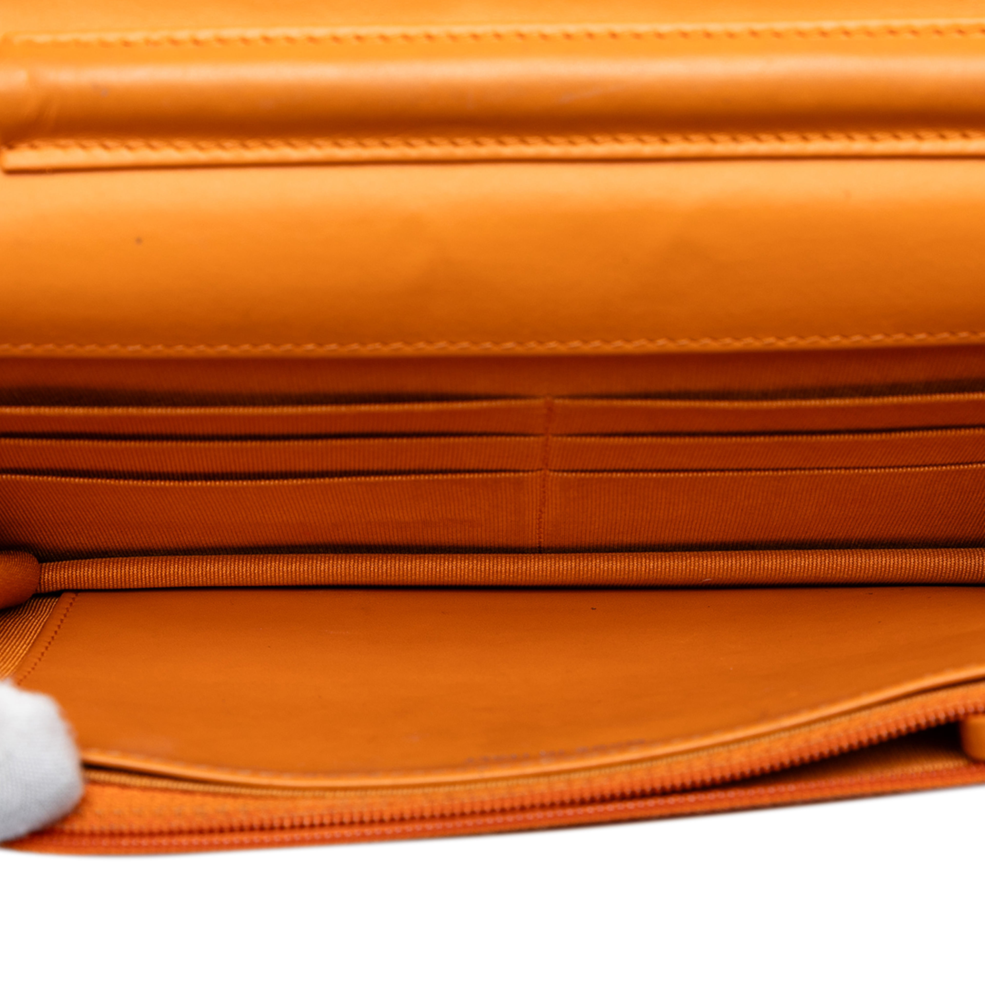 Chanel Cc Quilted Patent Wallet On Chain, från Luxclusif, i färgen orange. Klicka för att öppna bilden i stort format