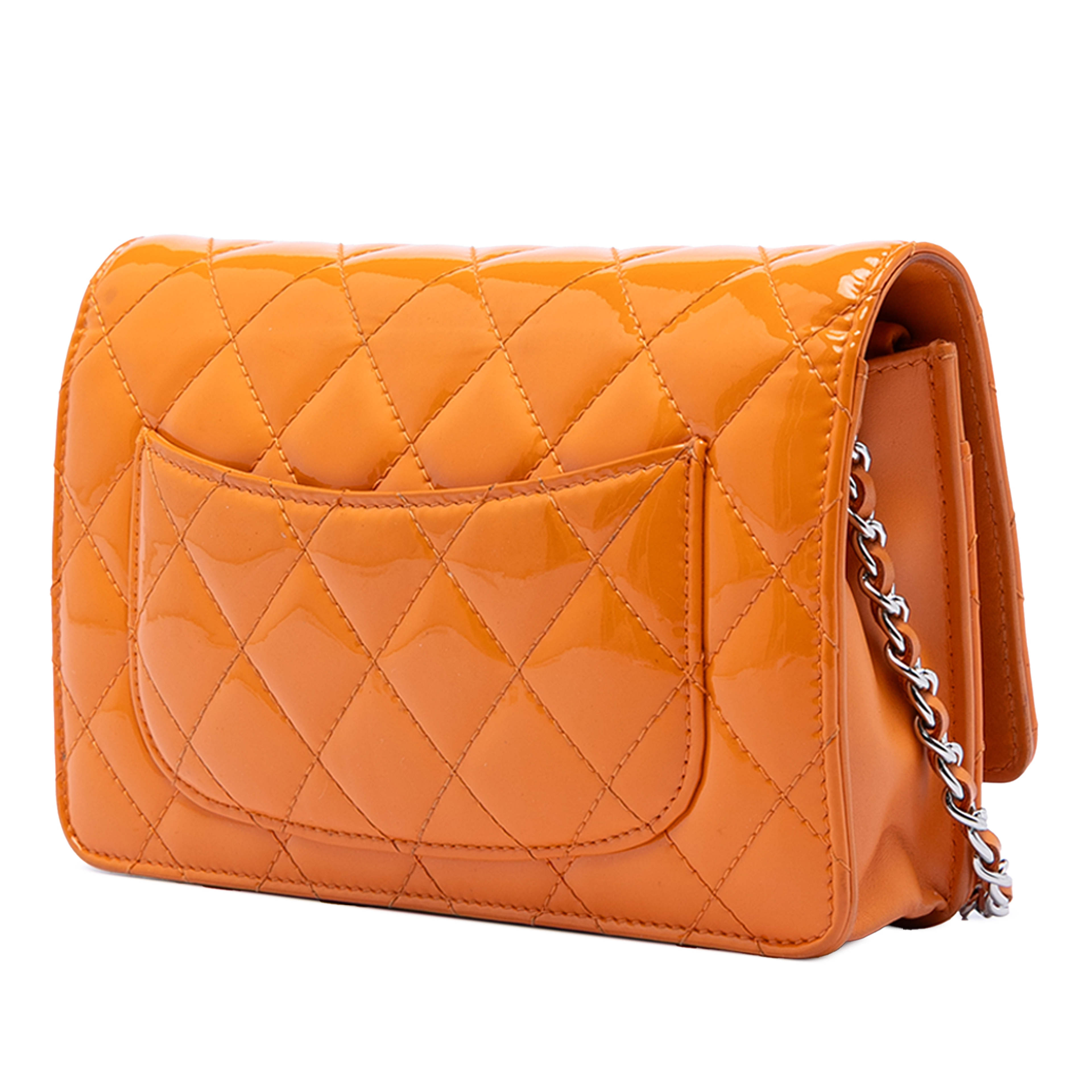 Chanel Cc Quilted Patent Wallet On Chain, från Luxclusif, i färgen orange. Klicka för att öppna bilden i stort format