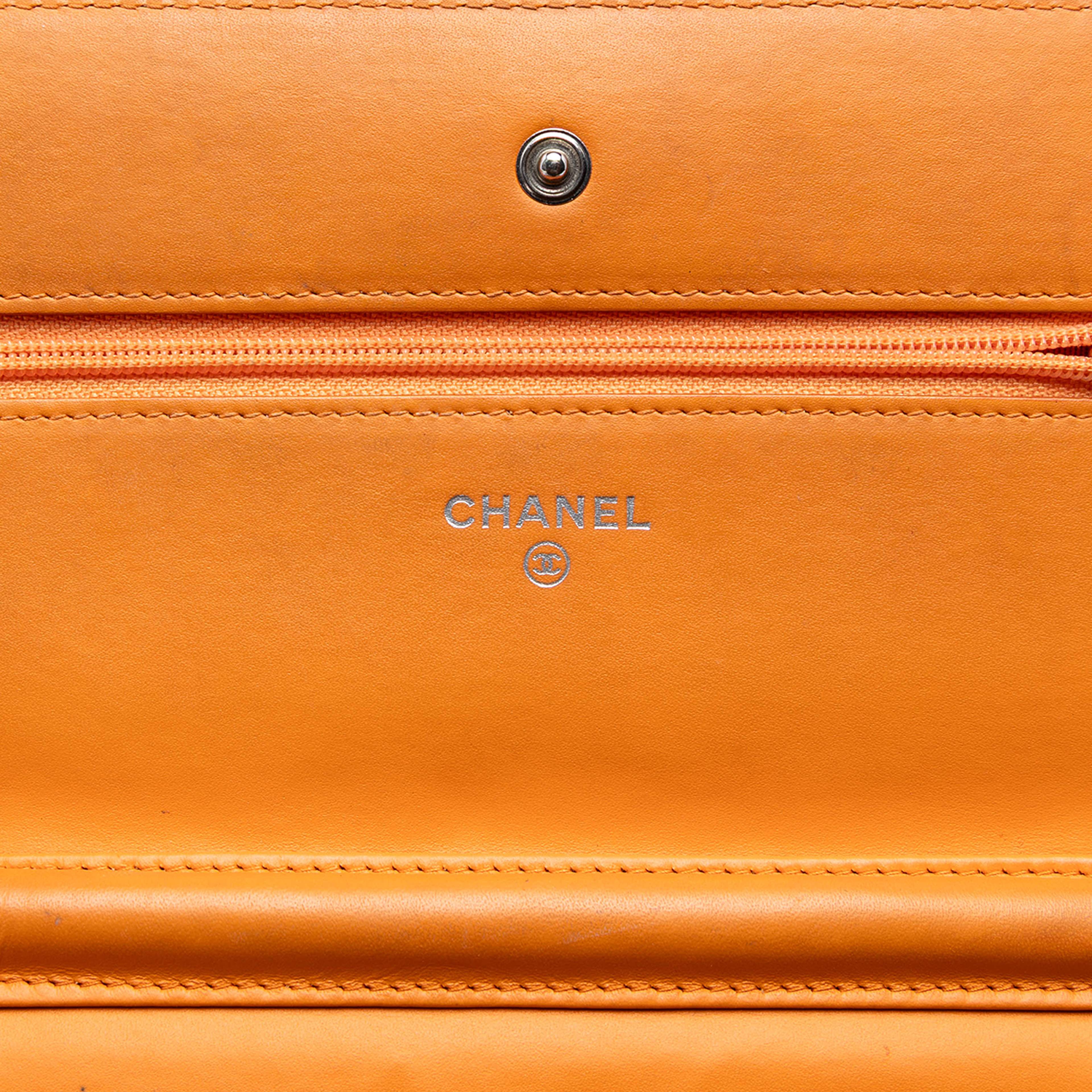 Chanel Cc Quilted Patent Wallet On Chain, från Luxclusif, i färgen orange. Klicka för att öppna bilden i stort format