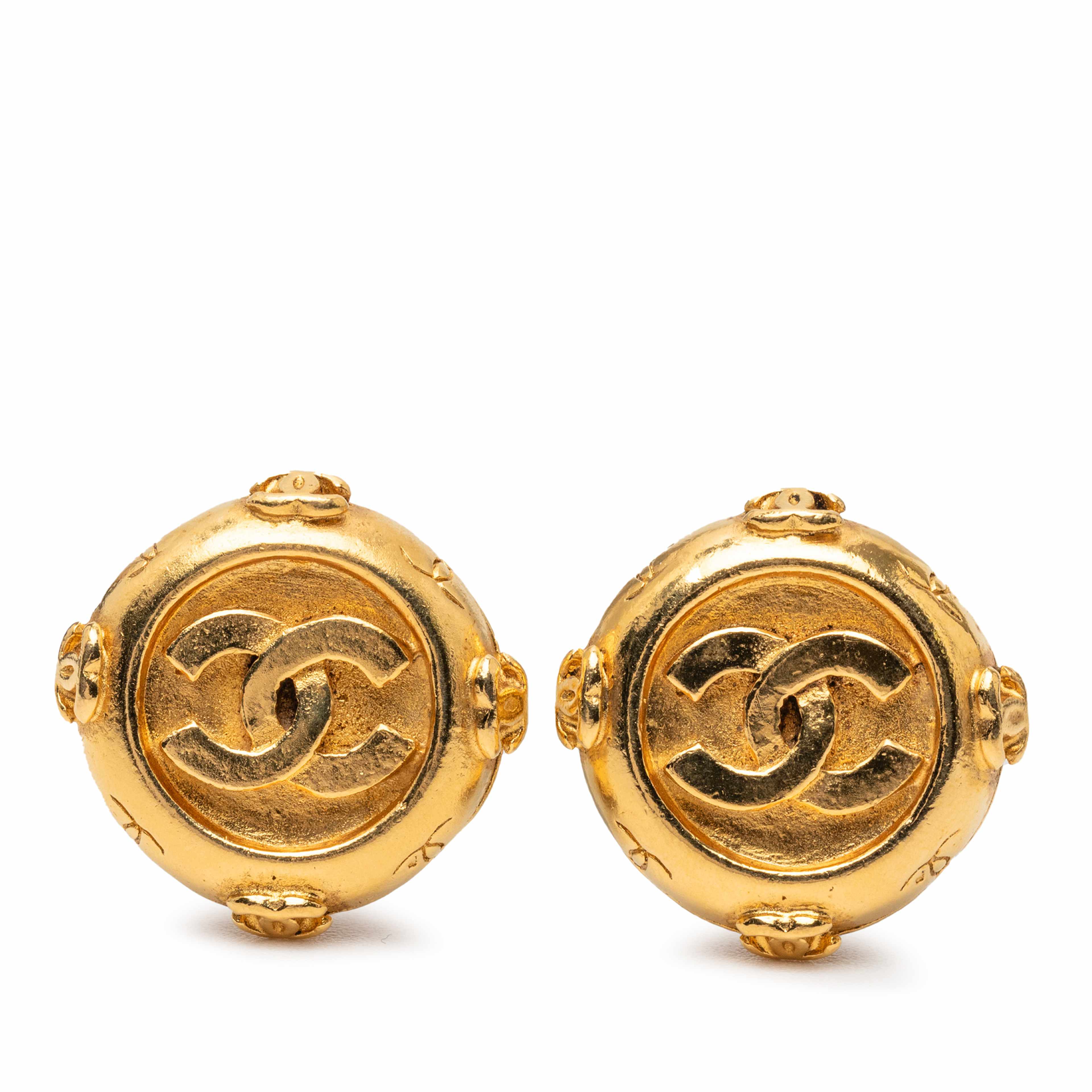 Chanel Gold Plated Cc Round Clip On Earrings, från Luxclusif, i färgen gold. Klicka för att öppna bilden i stort format