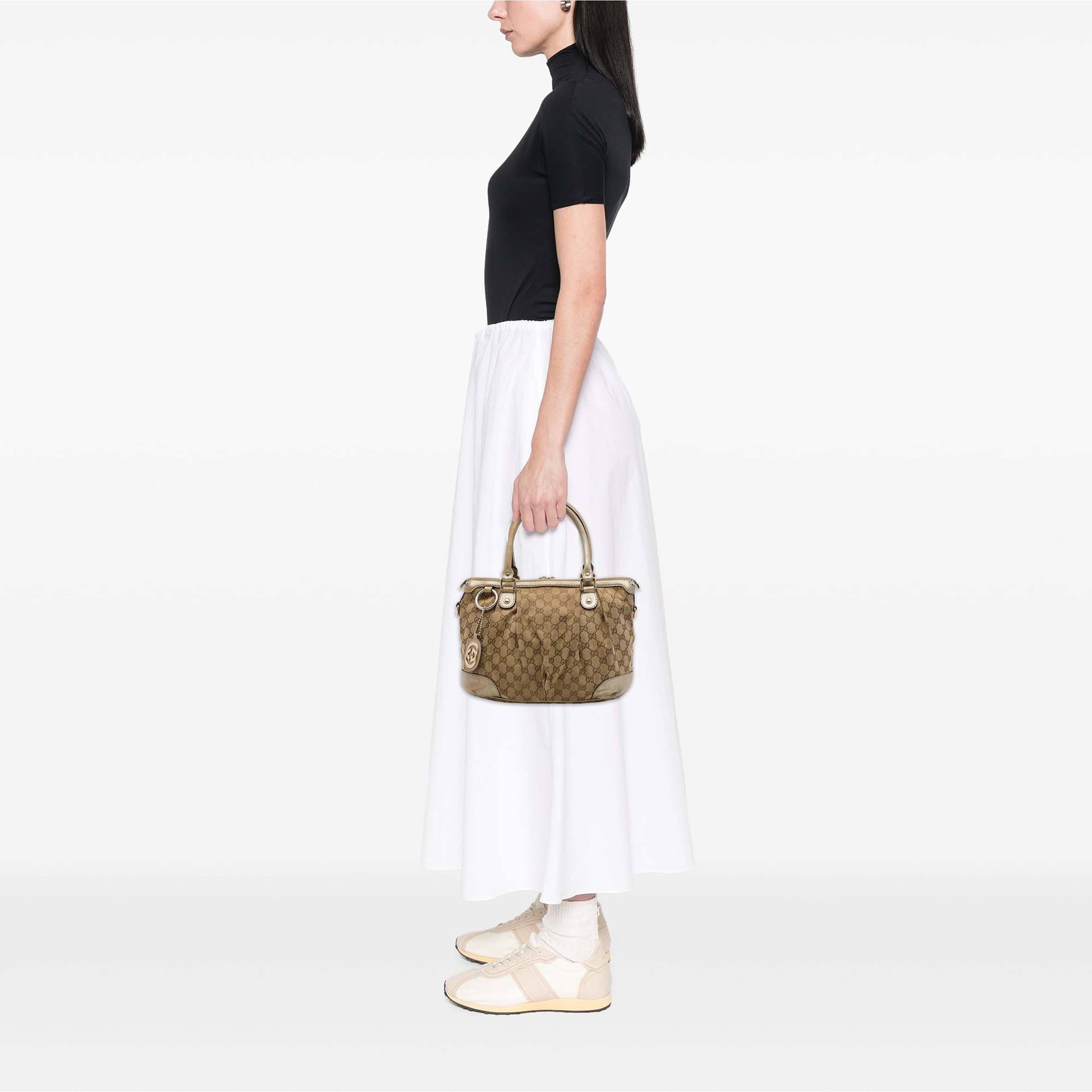 Gucci Gg Canvas Sukey Satchel, från Luxclusif, i färgen beige. Klicka för att öppna bilden i stort format