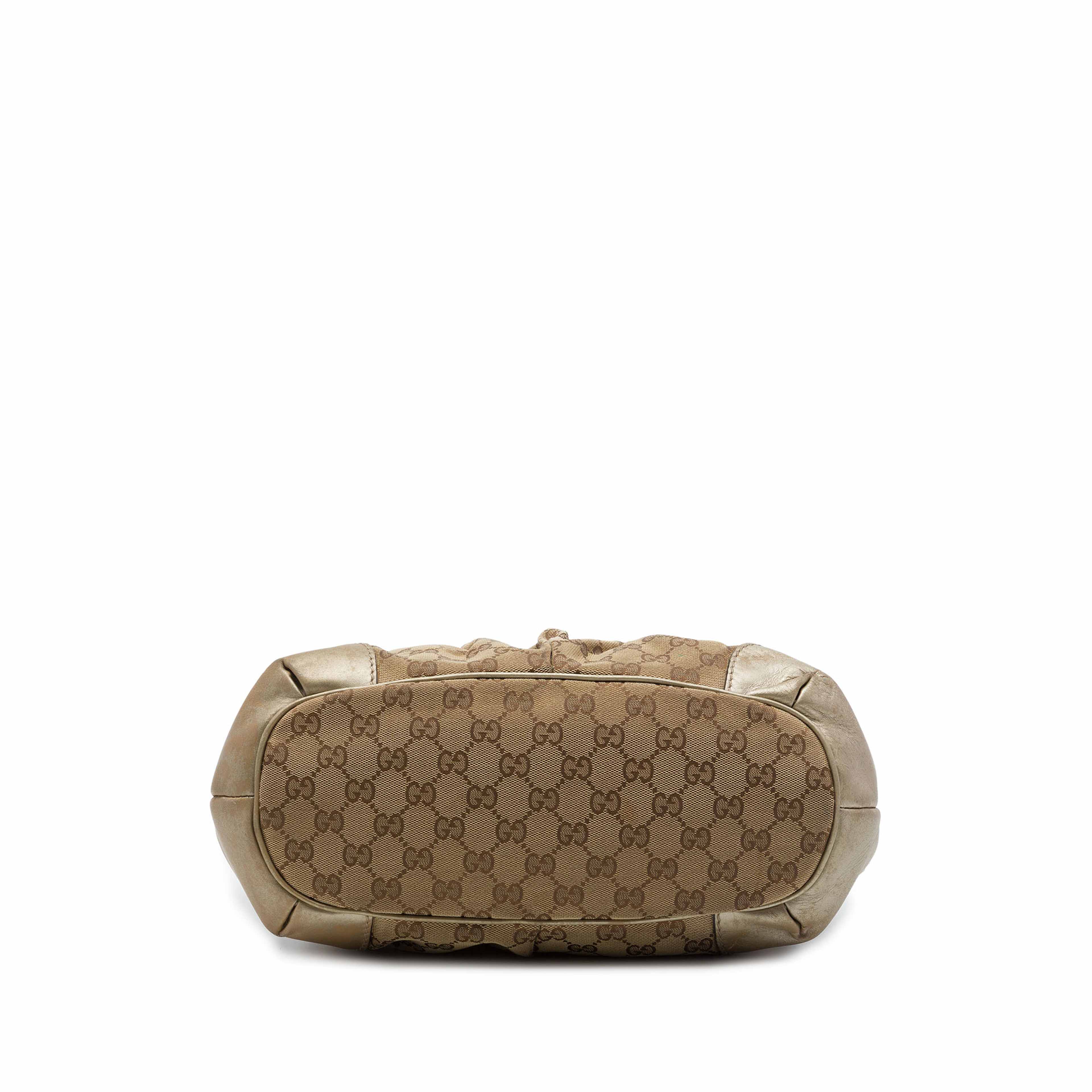 Gucci Gg Canvas Sukey Satchel, från Luxclusif, i färgen beige. Klicka för att öppna bilden i stort format